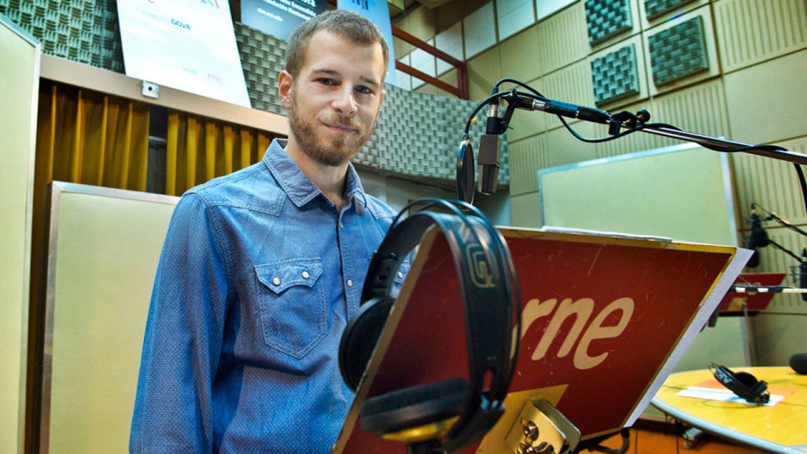  Álvaro Cervantes graba la ficción sonora 'Carlos de Gante'