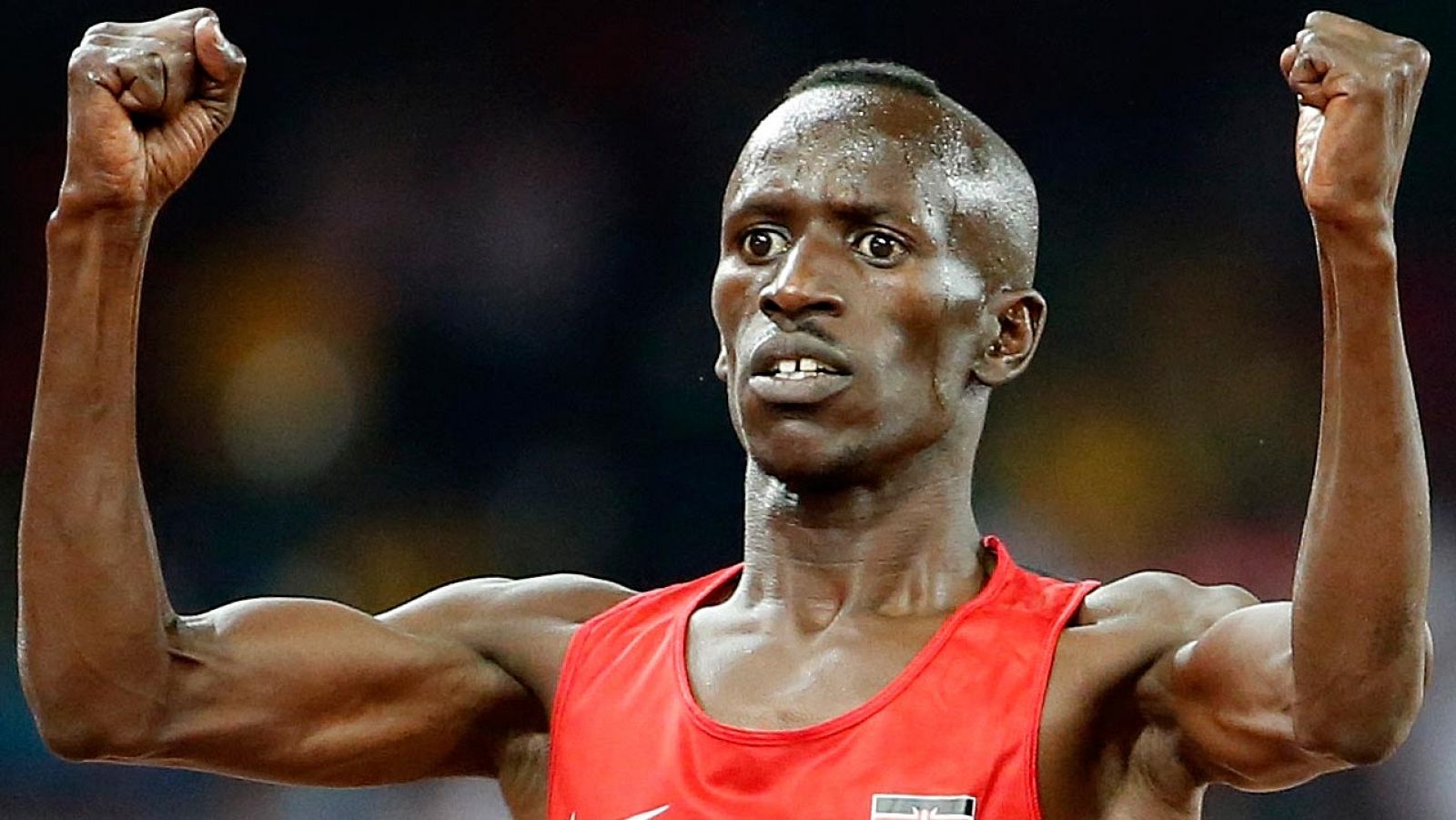 El keniata Ezequiel Kemboi celebra su victoria en la final de 3.000m obstáculos