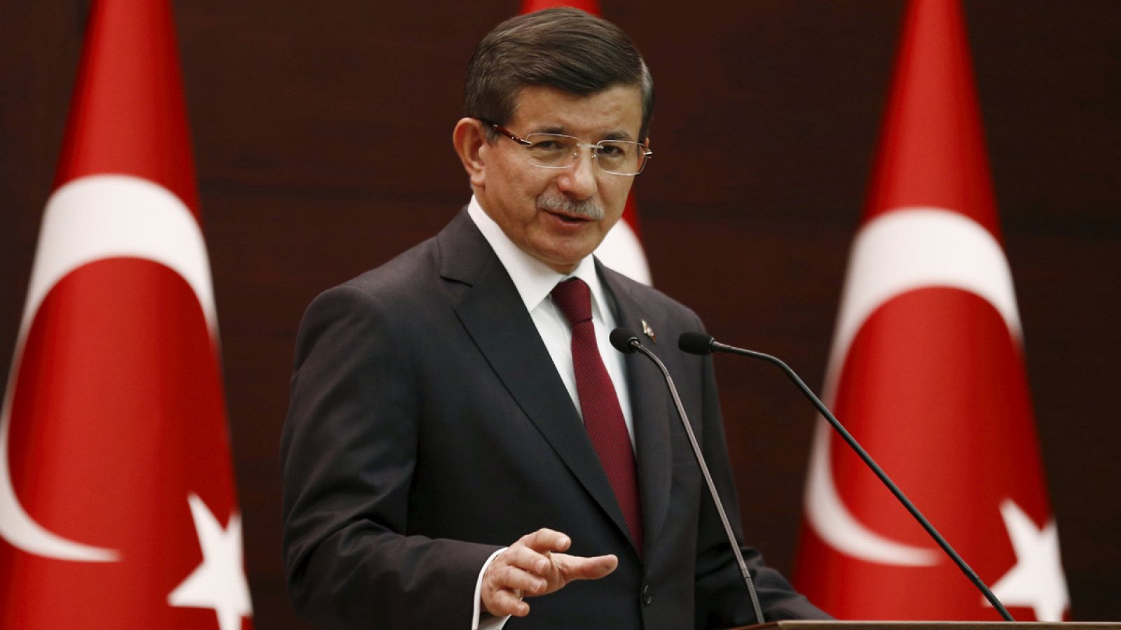 El primer ministro turco en funciones, Ahmet Davutoglu, en rueda de prensa este lunes