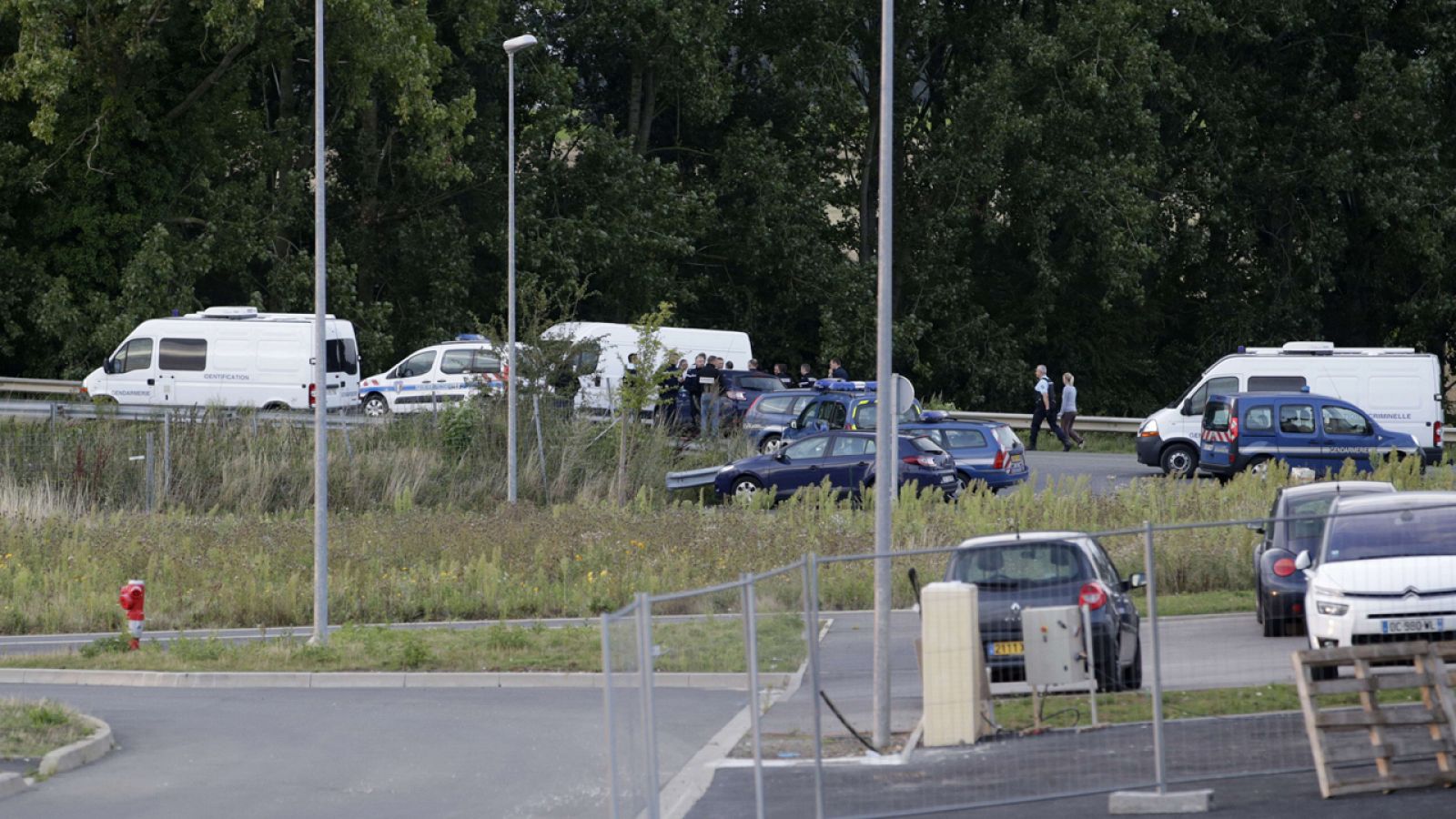 Vehículos y agentes de policía en las inmediaciones del lugar donde se ha producido el tiroteo en Roye, Francia