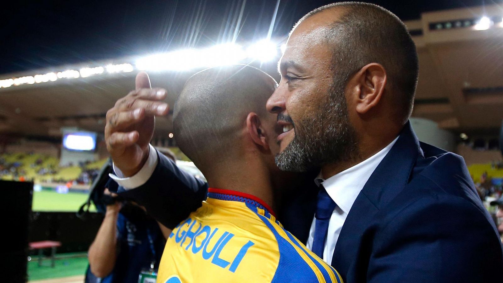 El entrenador del Valencia, Nuno Espirito Santo, celebra con Feghouli el pase