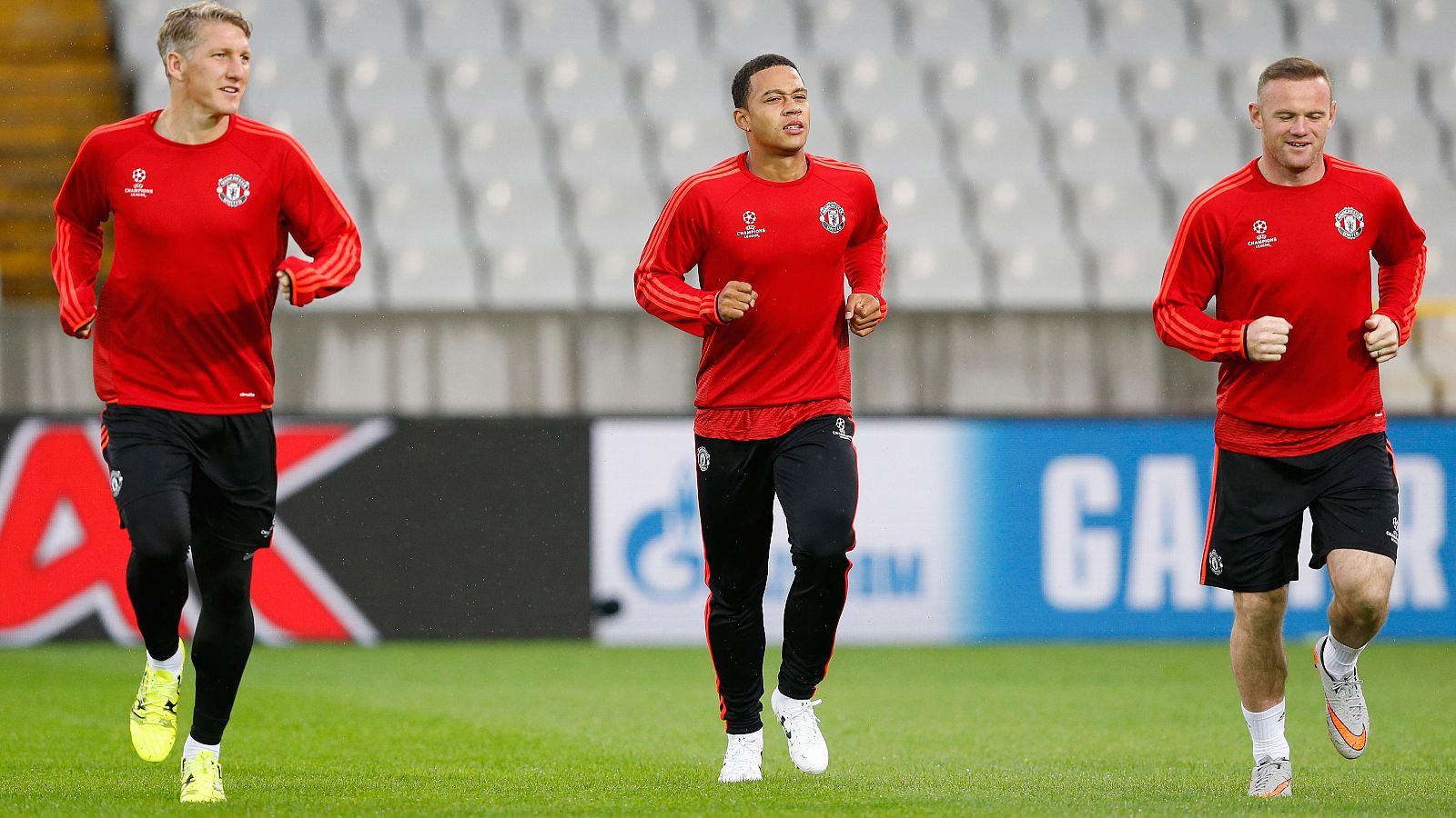 Schweinsteiger, Depay y Rooney, en el entrenamiento del United en Brujas.