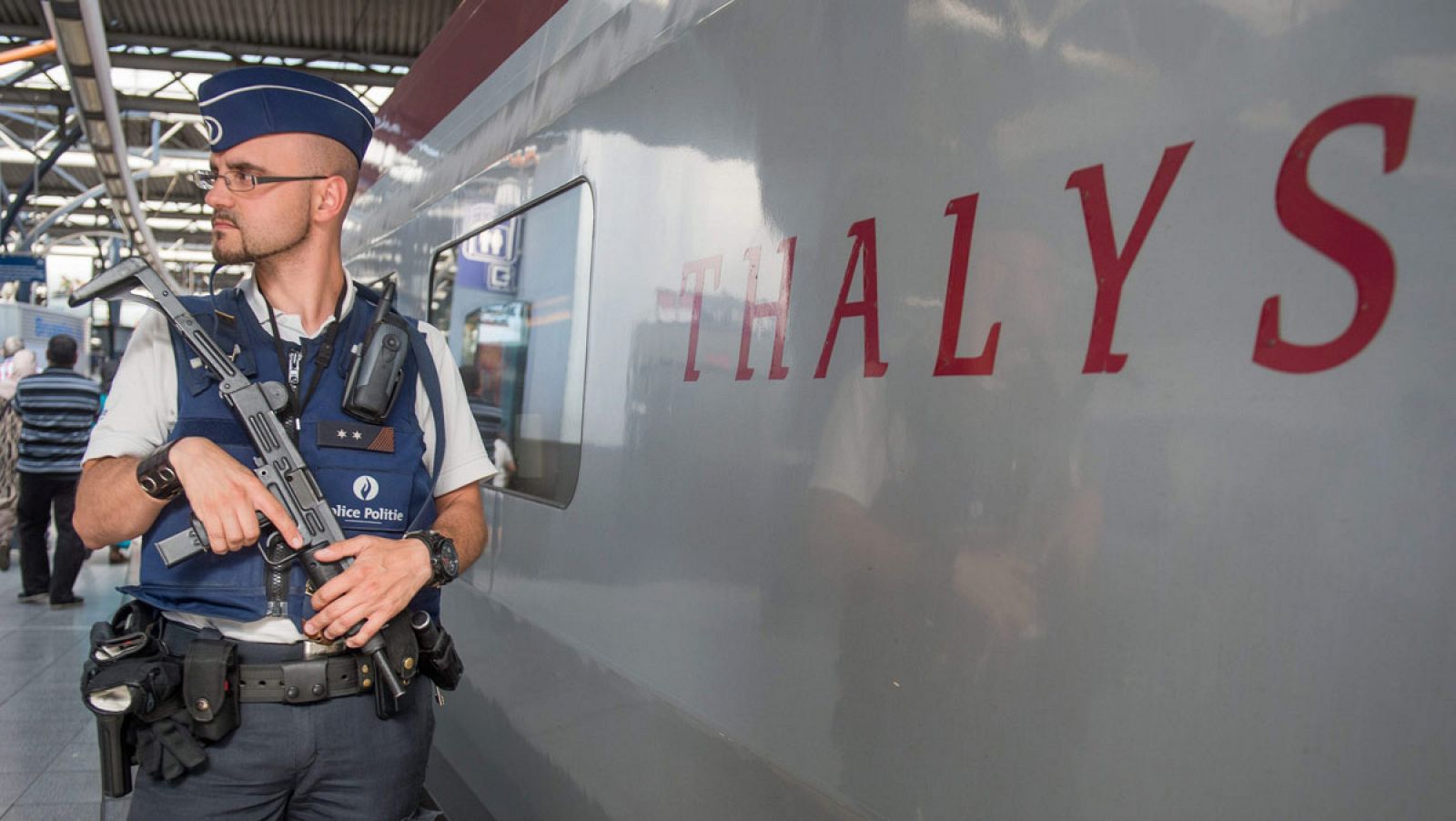 Imagen de archivo de un policía belga haciendo guardia en la terminal del tren de alta velocidad Thalys, en Bruselas.