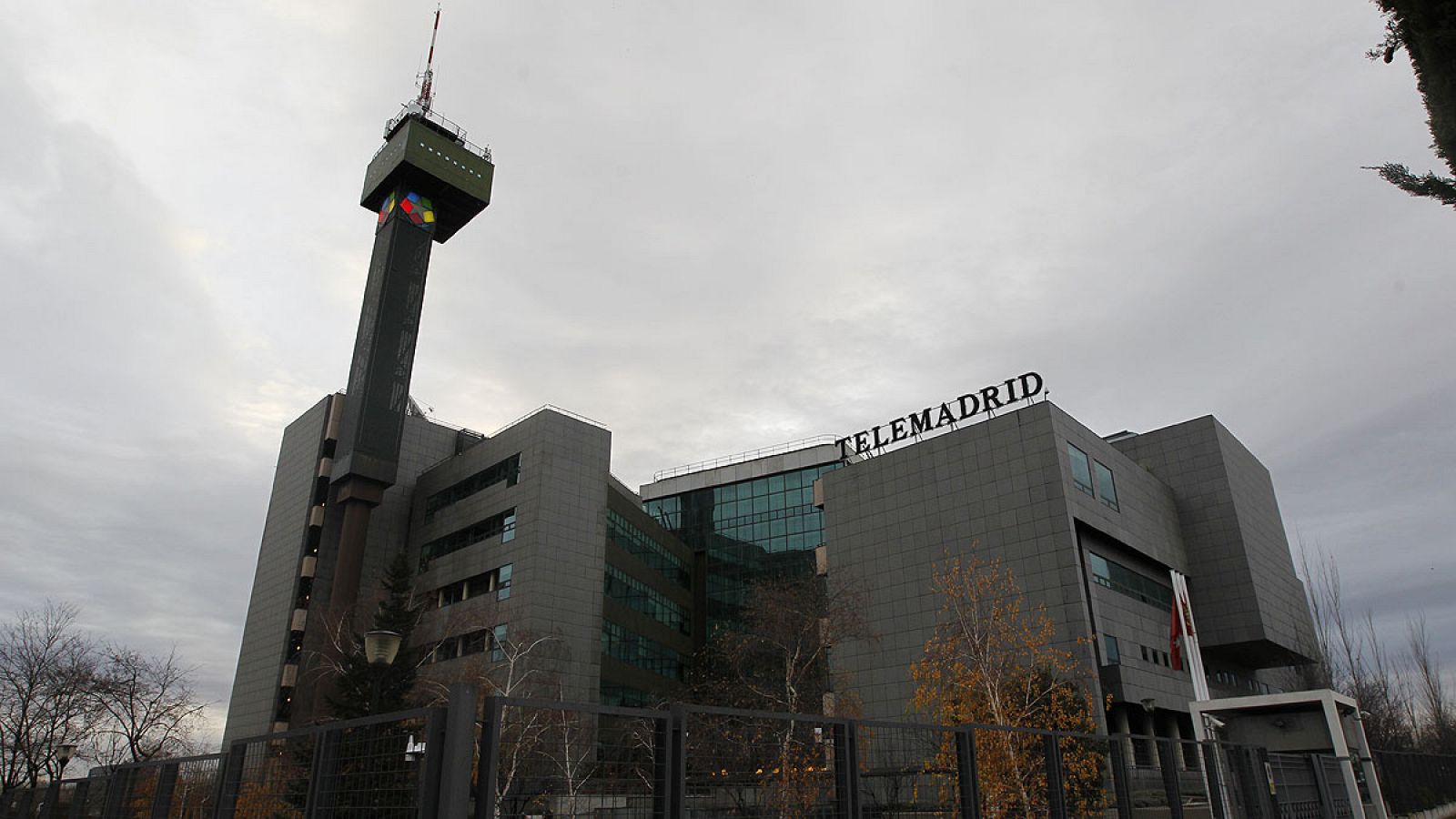 Vista frontal del edificio de Telemadrid en Pozuelo de Alarcón.