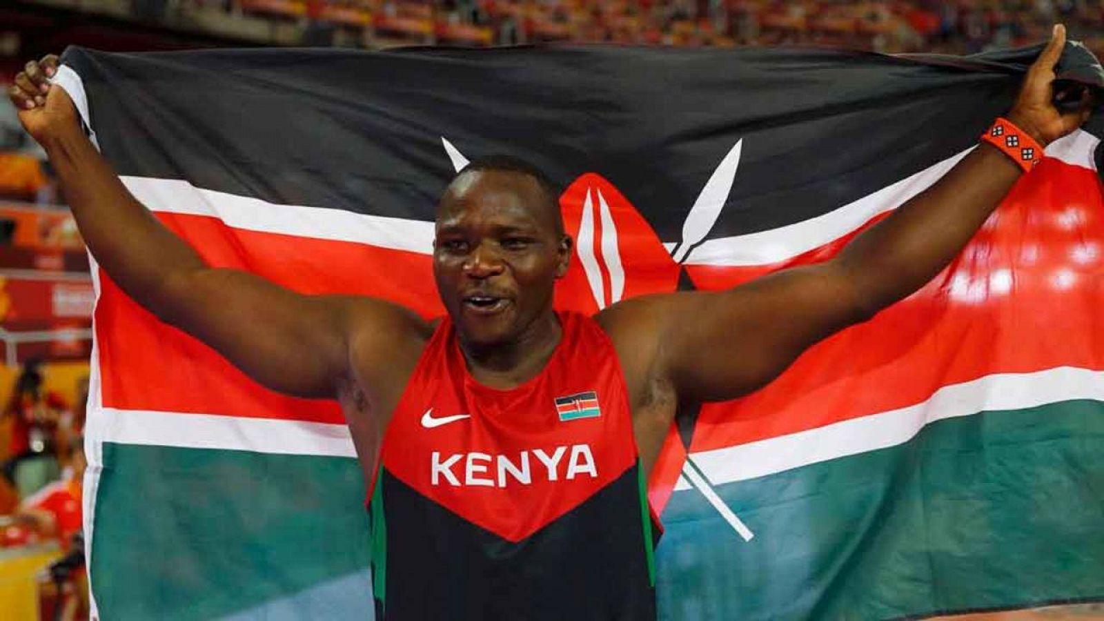 Julius Yego celebra su victoria en lanzamiento de jabalina