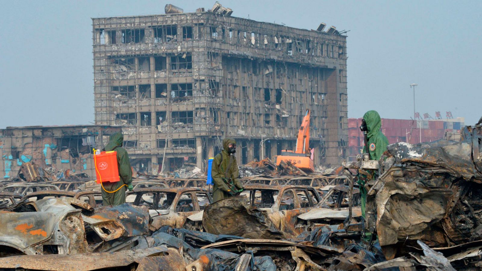 Varios trabajadores descontaminan la zona de la explosión en Tianjin, China.