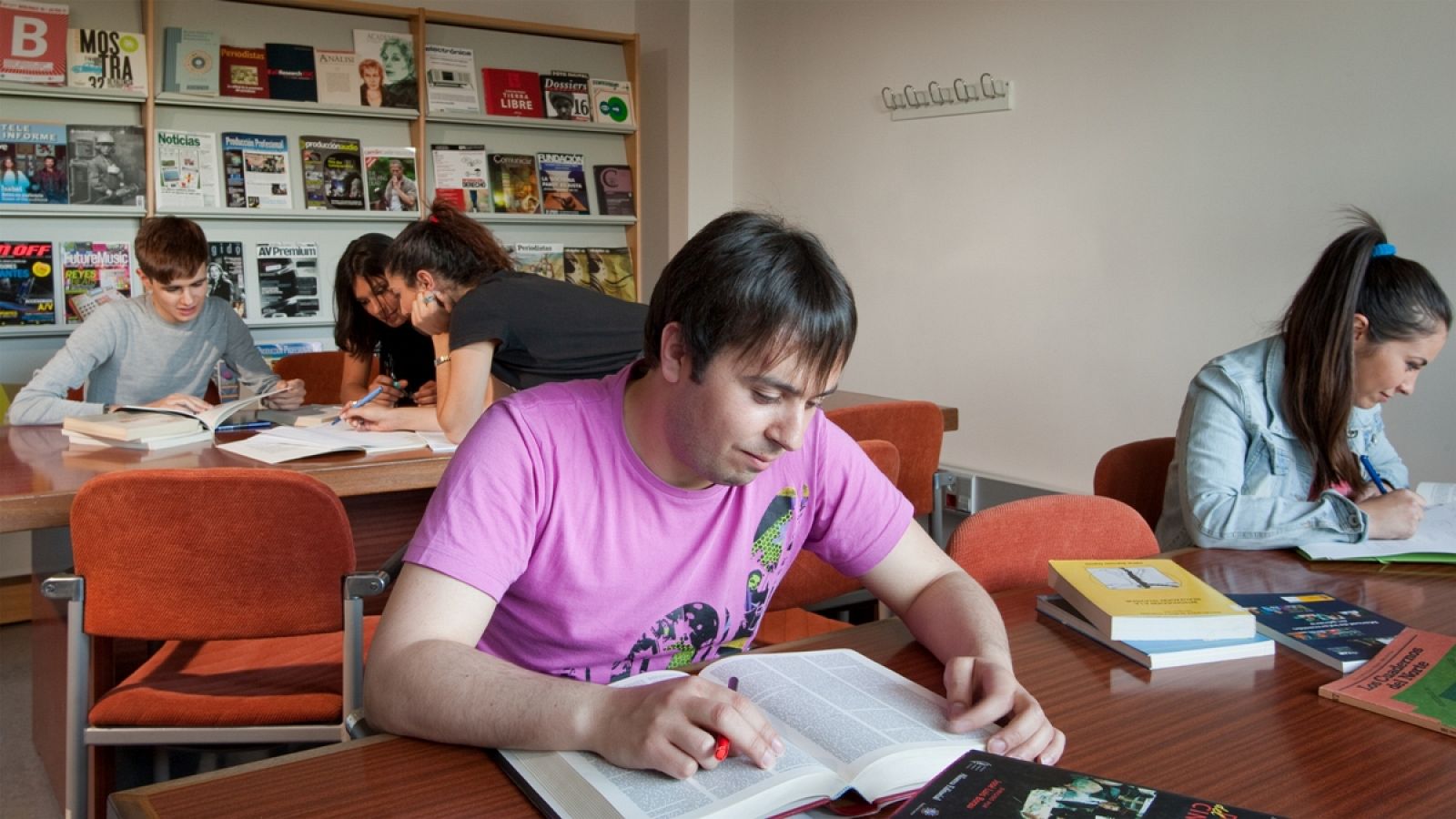 Usuarios en la biblioteca del Instituto RTVE