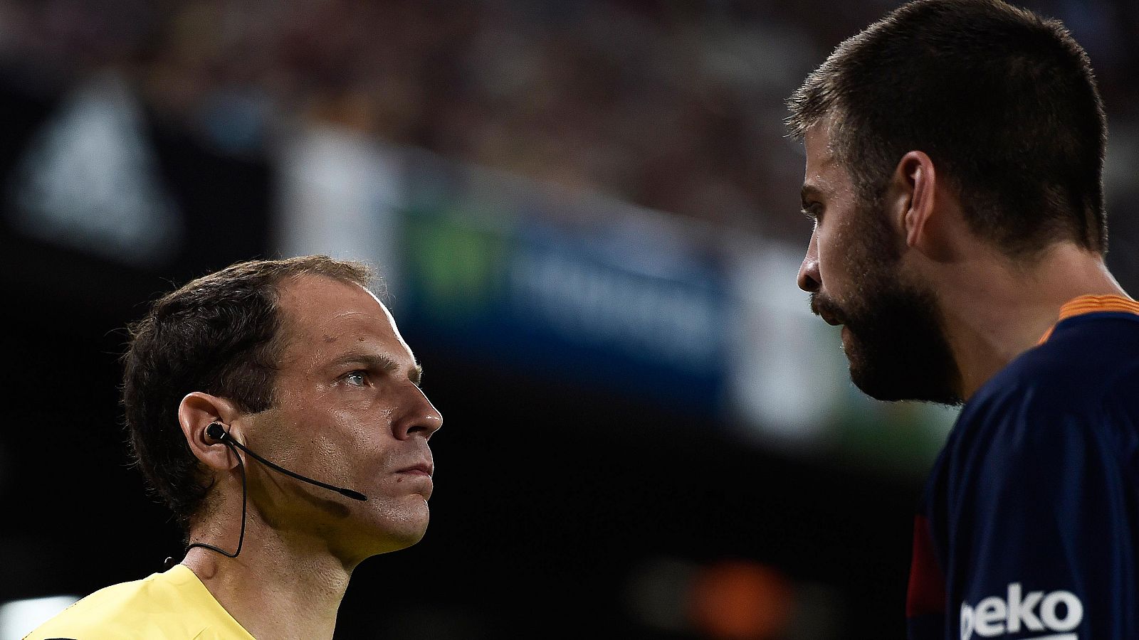 Gerard Piqué discute con el asistente en el partido de Supercopa