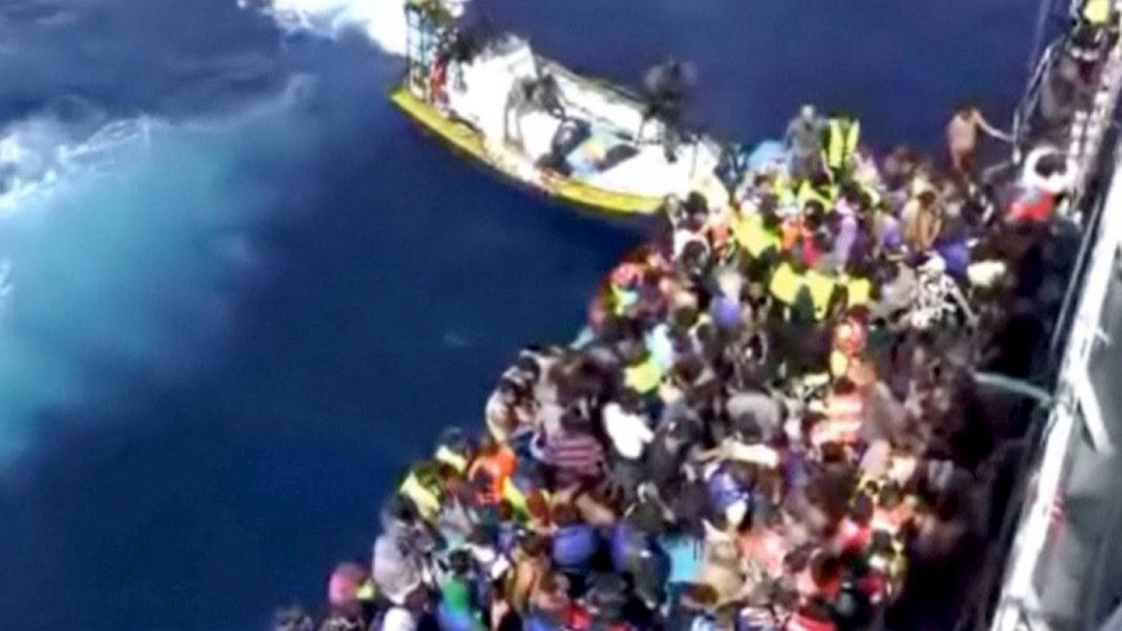 Rescate del barco donde el miércoles fueron hallados 50 cadáveres frente a las costas de Libia.