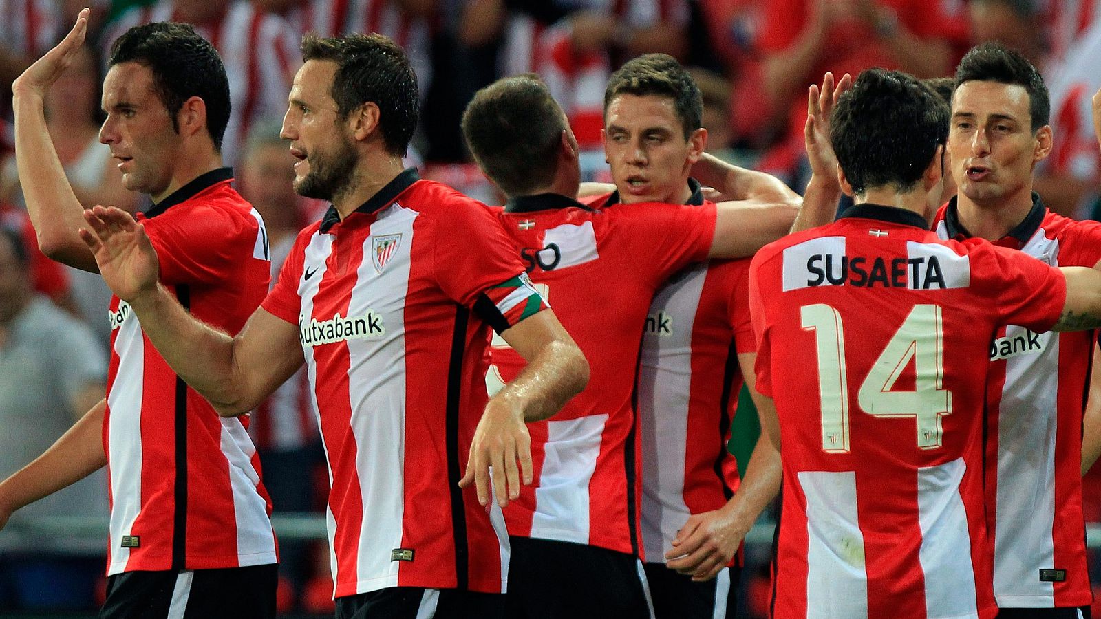 Los jugadores del Athletic celebran el gol de Elustondo