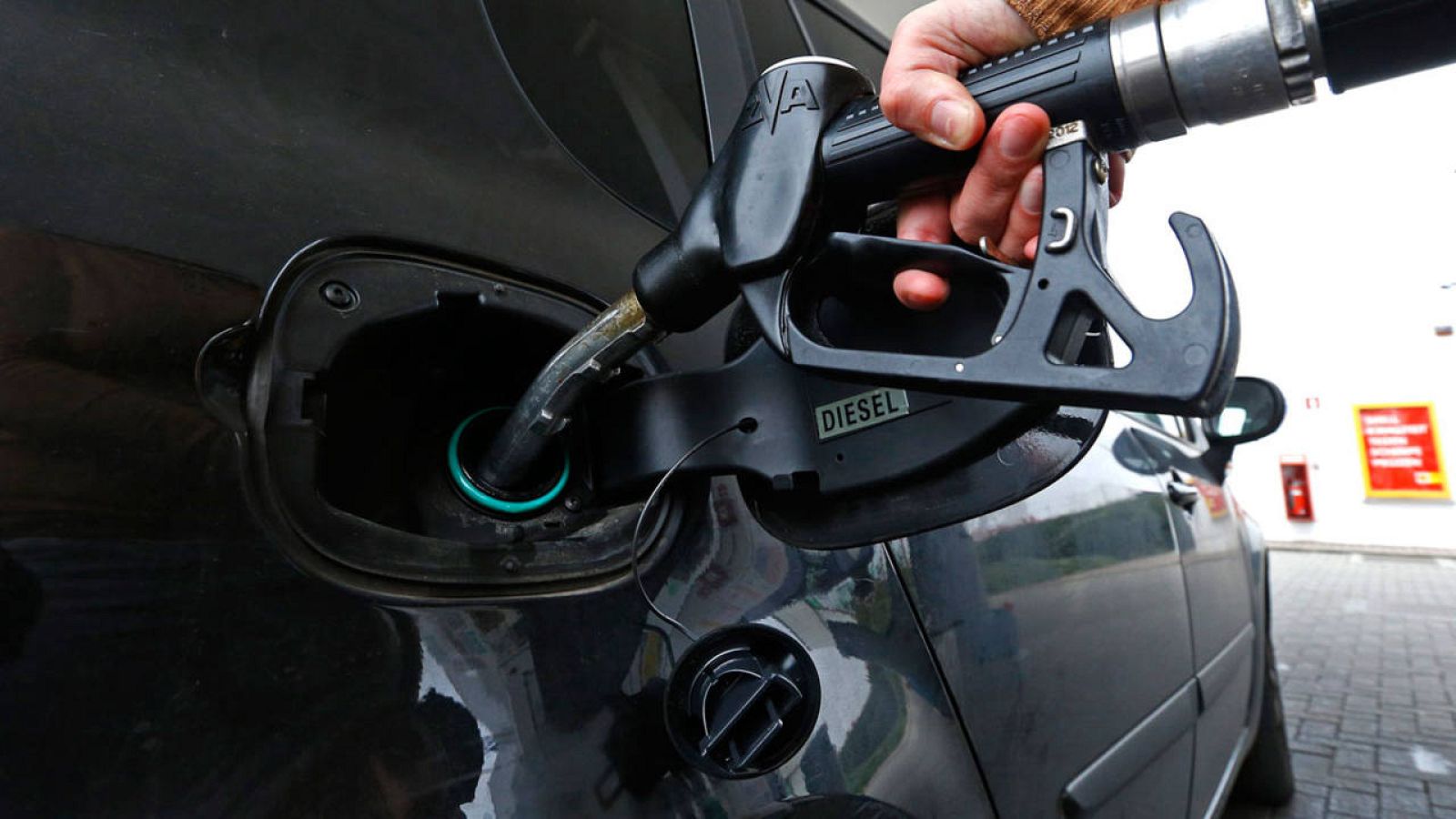 Repostaje en una gasolinera