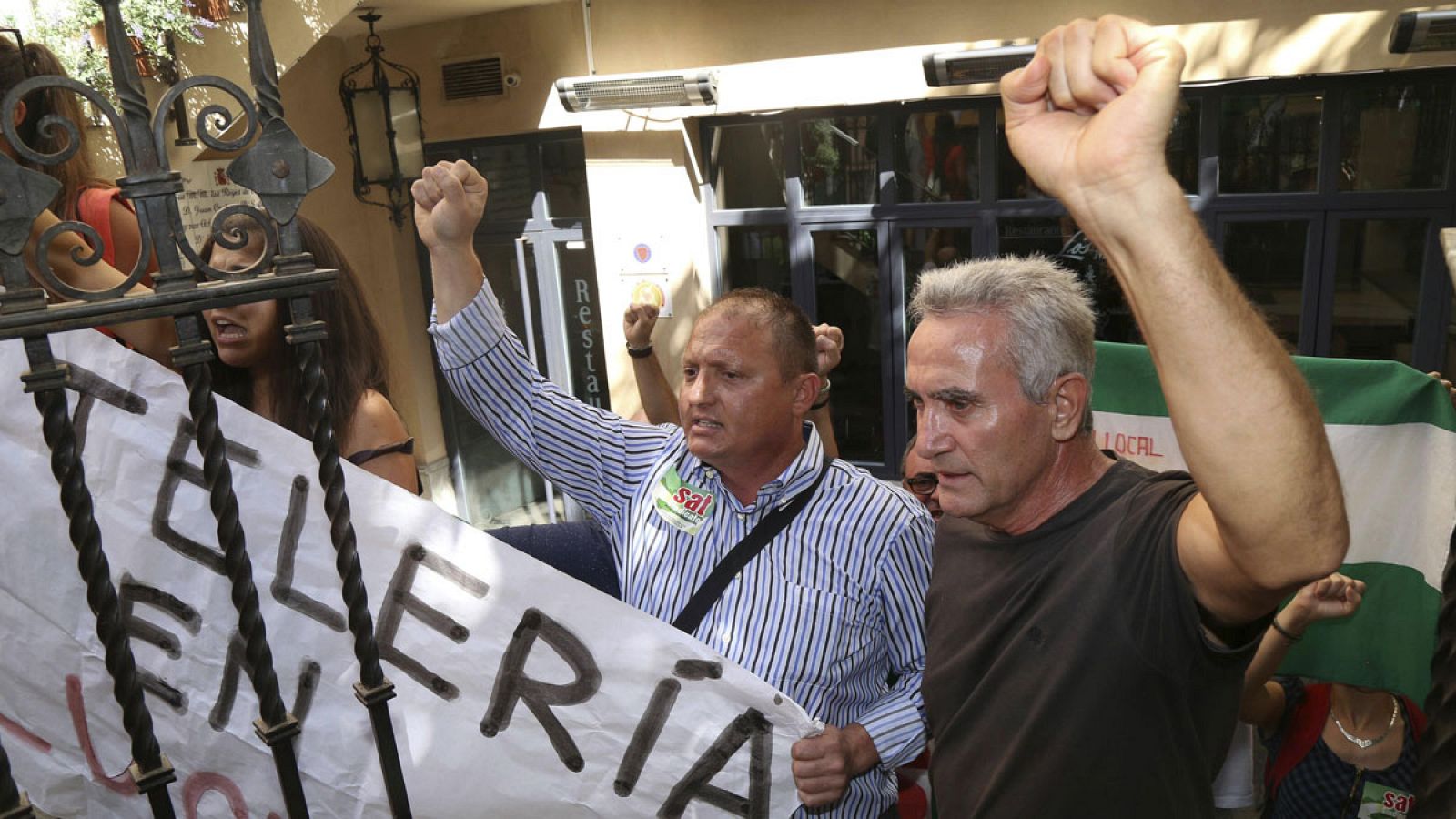 El portavoz nacional del SAT, Diego Cañamero (d), junto a miembros del Sindicato Andaluz de Trabajadores (SAT) en una imagen de hace unos días.