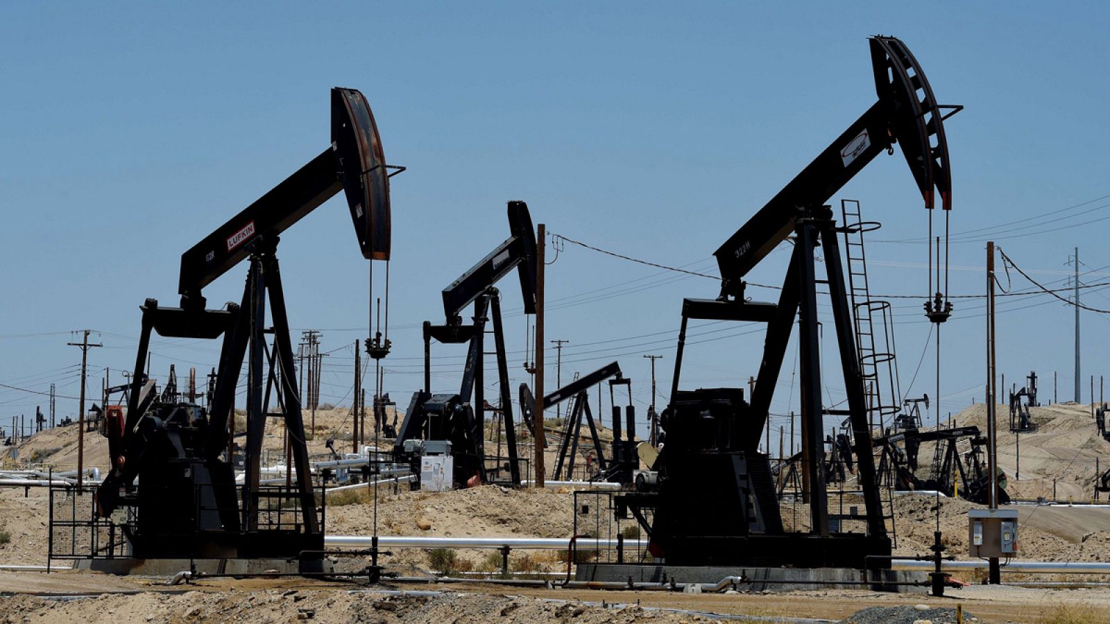 Campo de petróleo en Bakersfield, California