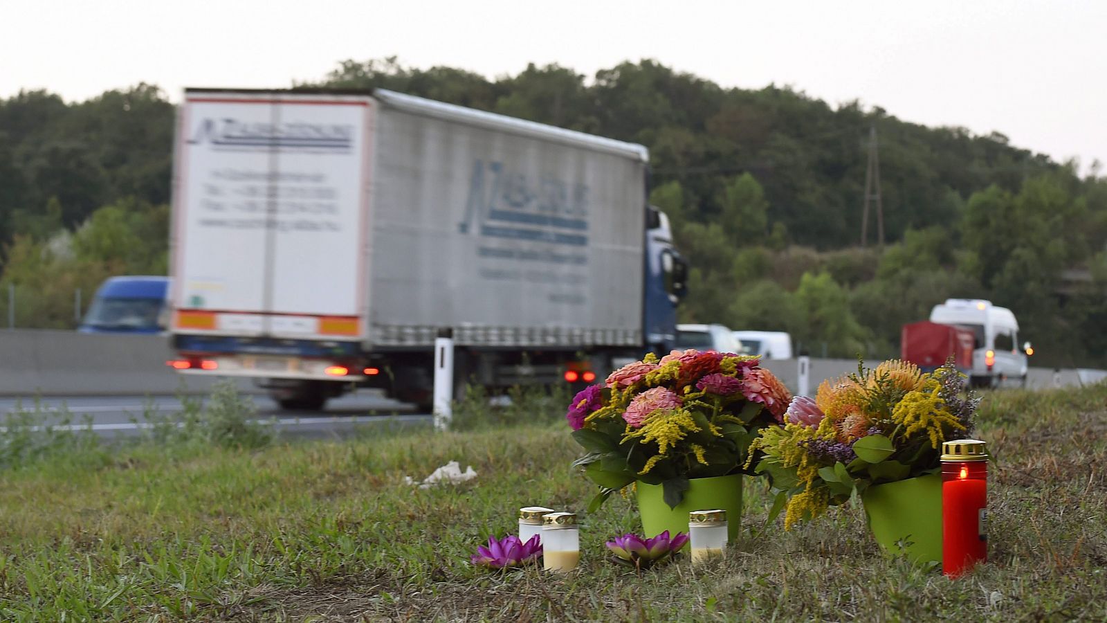 Velas por las 71 personas que han fallecido este fin de semana en otro camión, también en Austria