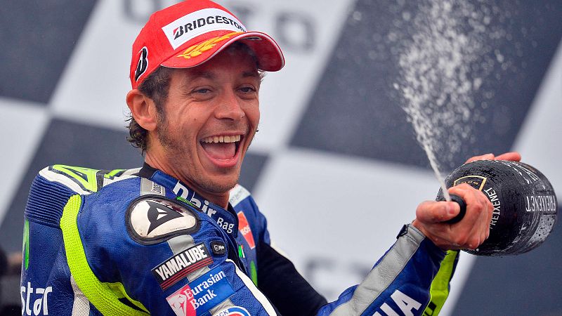 Valentino Rossi celebra su victoria en Silverstone