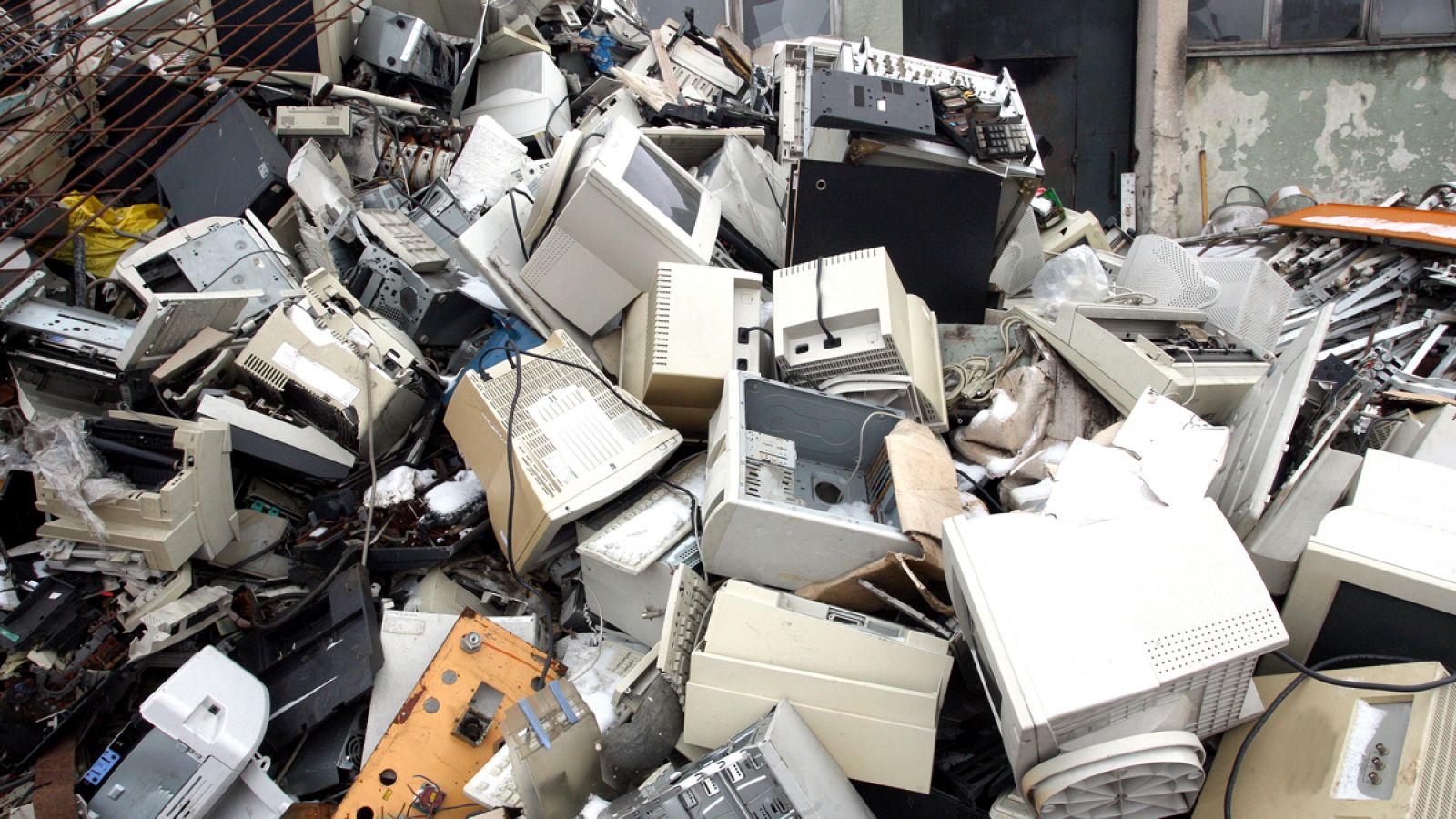 Contenedor de productos electrónicos desechados y listos para el reciclaje