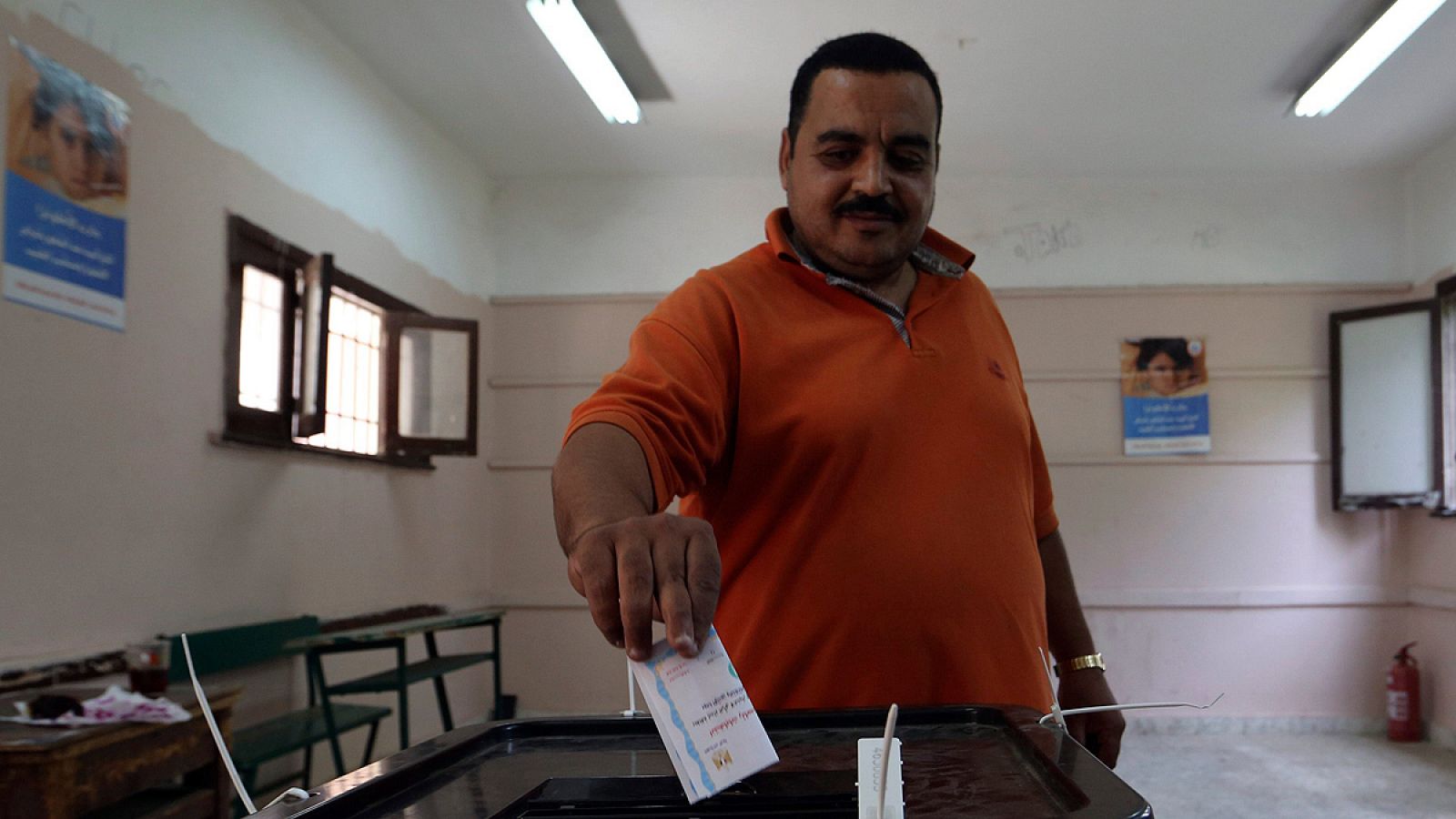 Un hombre deposita el voto en una urna durante las elecciones presidenciales de 2014