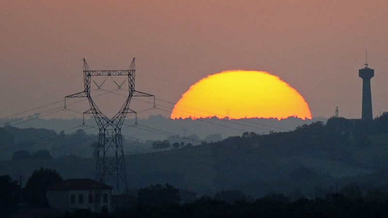 Un tendido eléctrico al atardecer en el suroeste francés