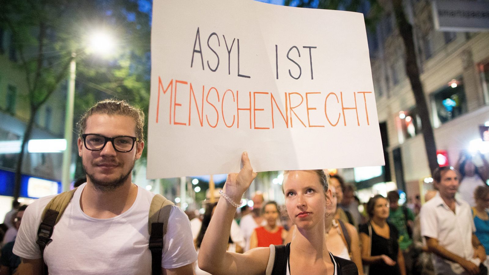 Una joven sujeta un cartel con las palabras "El derecho de asilo es un derecho humano" durante una manifestación para defender los derechos de los inmigrantes en Viena, Austria, hoy 31 de agosto de 2015.
