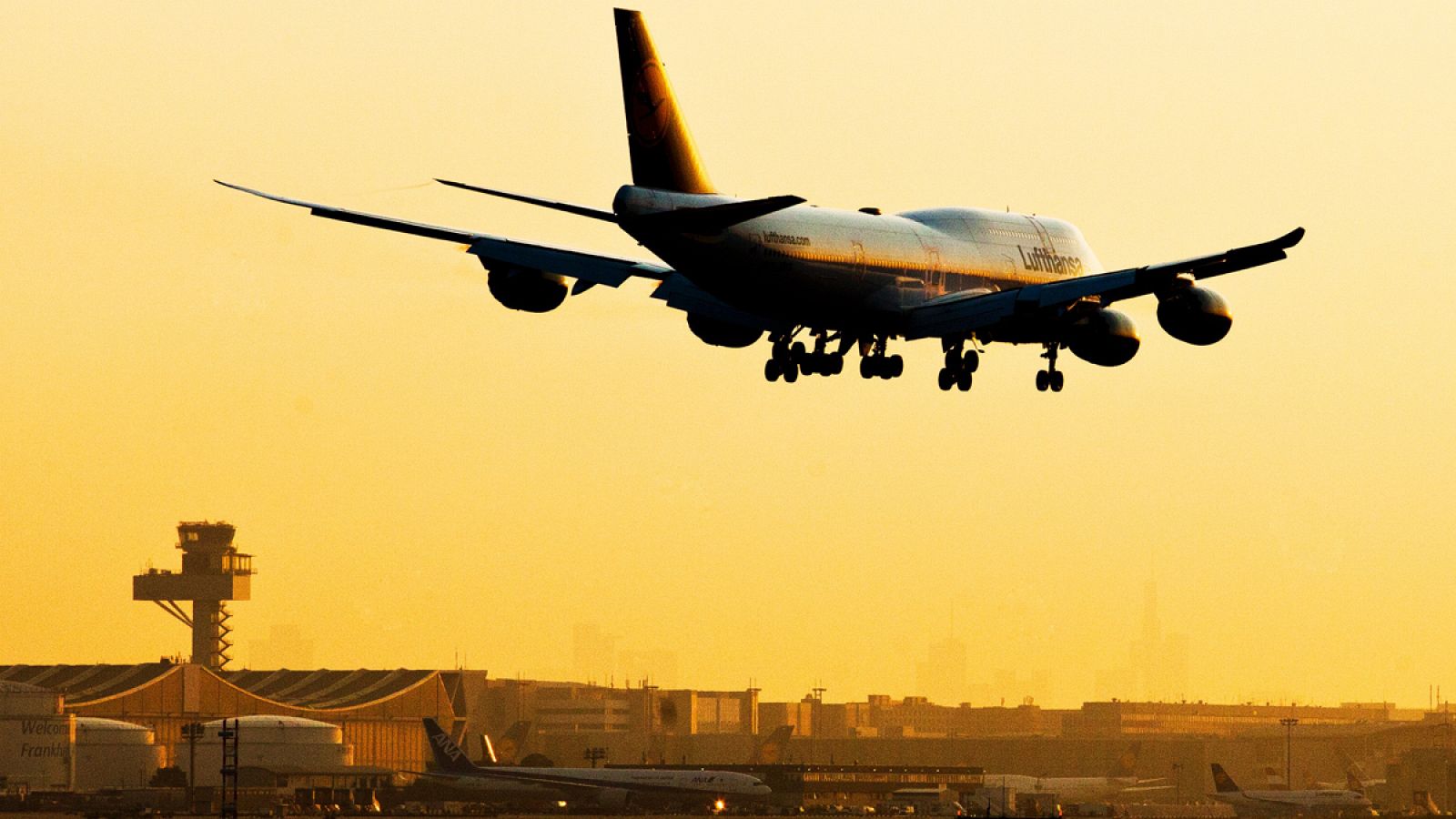 Un avión de Lufthansa aterriza en el aeropuerto de Fráncfort