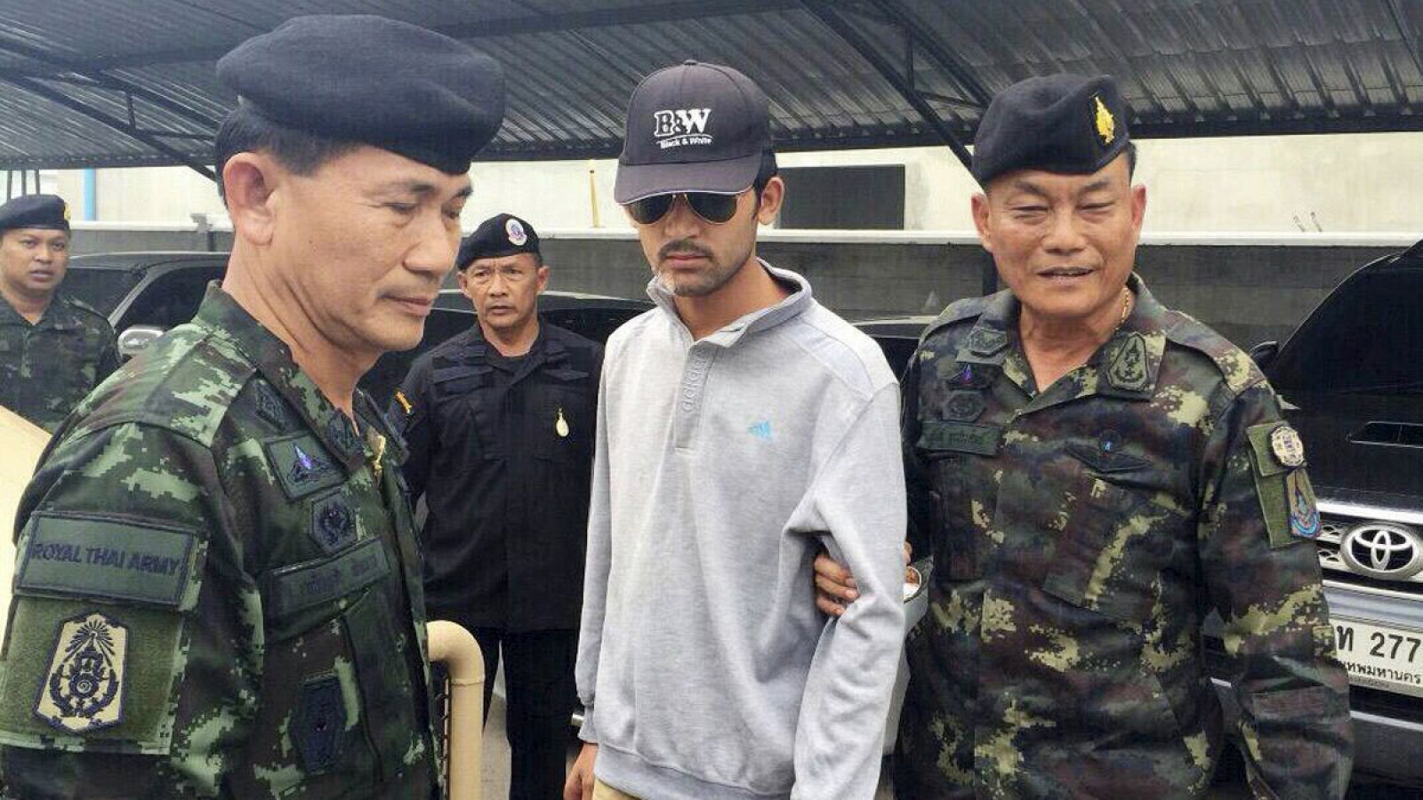 Oficiales de ejército tailandés escoltan en la frontera tailandesa con Camboya al sospechoso relacionado con el atentado del temple Erawan en Bangkok