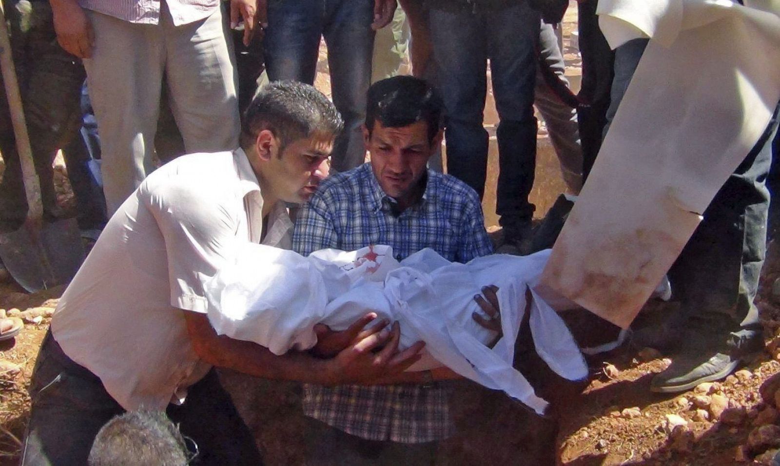 Abdulá Kurdi padre del niño sirio-kurdo de tres años, cuya muerte se ha convertido en un símbolo de la tragedia de los refugiados, durante el entierro de su hijo en Kobani, Siria.
