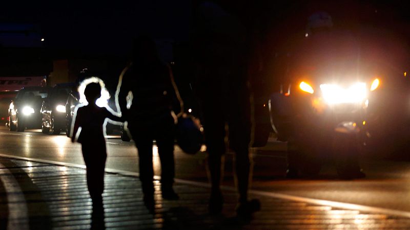 Unos migrantes caminan por la autopista, a unos 22 kilómetros de Budapest, hacia la frontera de Austria.