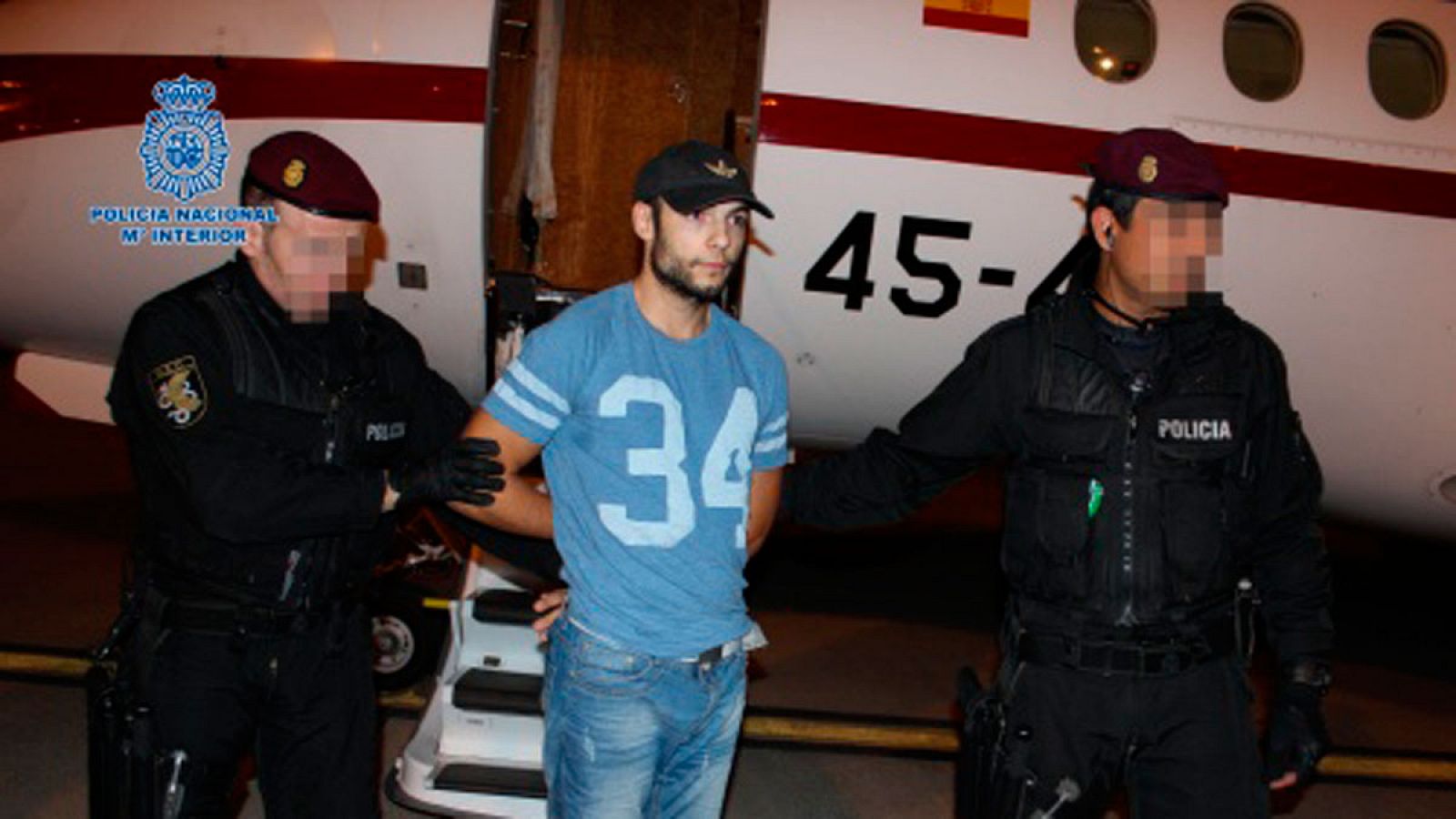 El principal sospechoso del crimen de Cuenca a su llegada a la base de Torrejón de Ardoz.