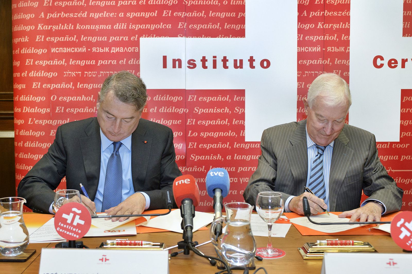 El presidente de RTVE, José Antonio Sánchez, y el director del Instituto Cervantes, Víctor García de la Concha, en la firma del convenio