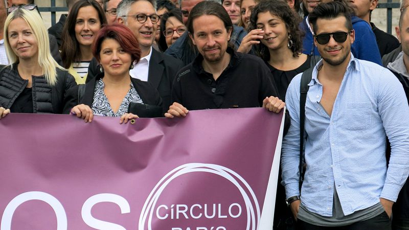 Pablo Iglesias, secretario general de Podemos, junto a militantes del círculo de Podemos en París.