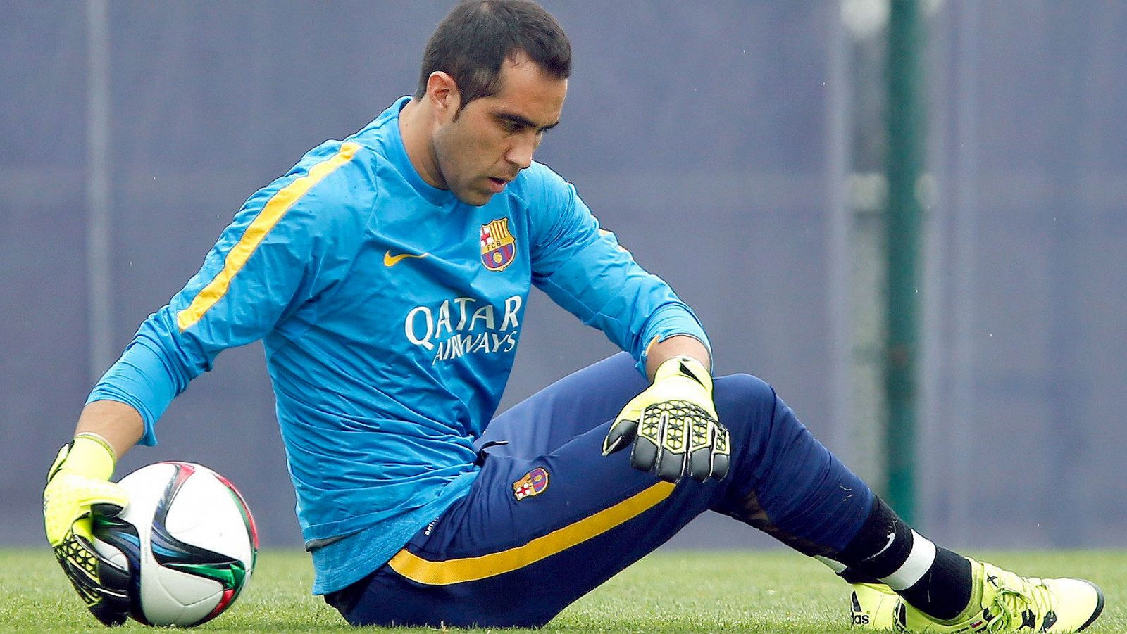 Claudio Bravo, en un entrenamiento con el Barcelona.