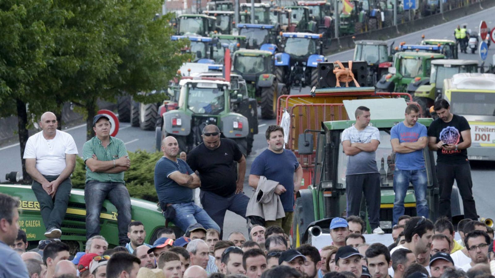 Ganaderos gallegos se concentran con sus tractores en Santiago de Compostela.