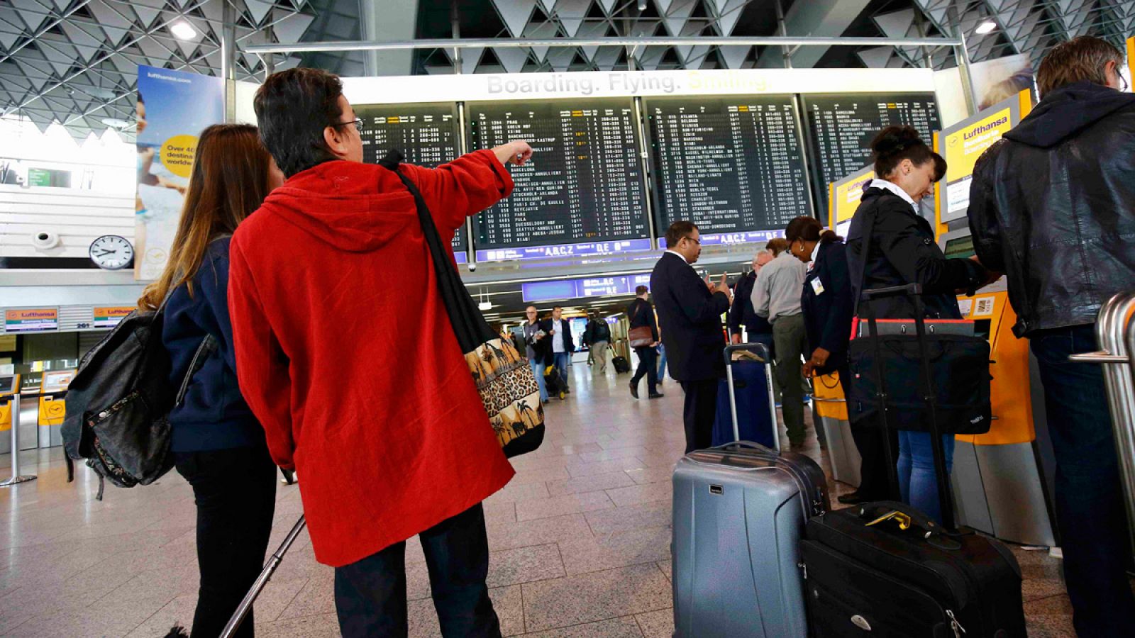 Pasajeros en el aeropuerto de Fráncfort, Alemania