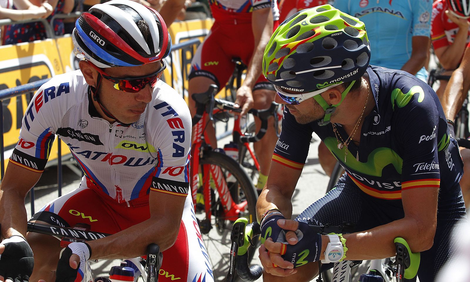 'Purito' Rodríguez y Alejandro Valverde charlan en la salida de la etapa 8 de la Vuelta 2015.