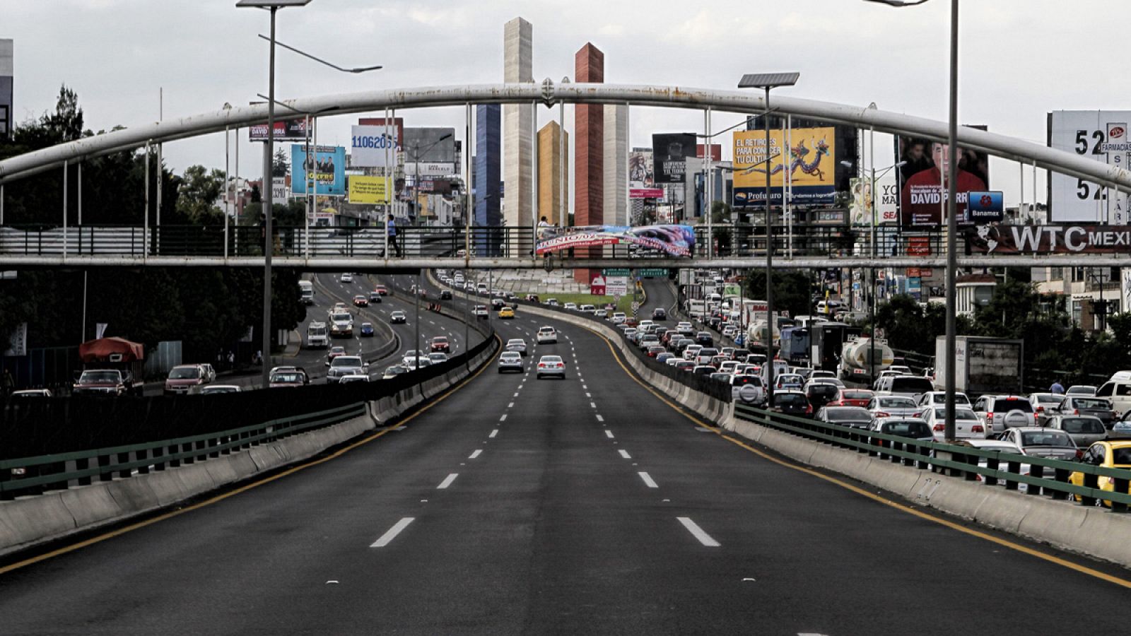 Vista general de un tramo del Viaducto Bicentenario en el Estado de México, operado por OHL