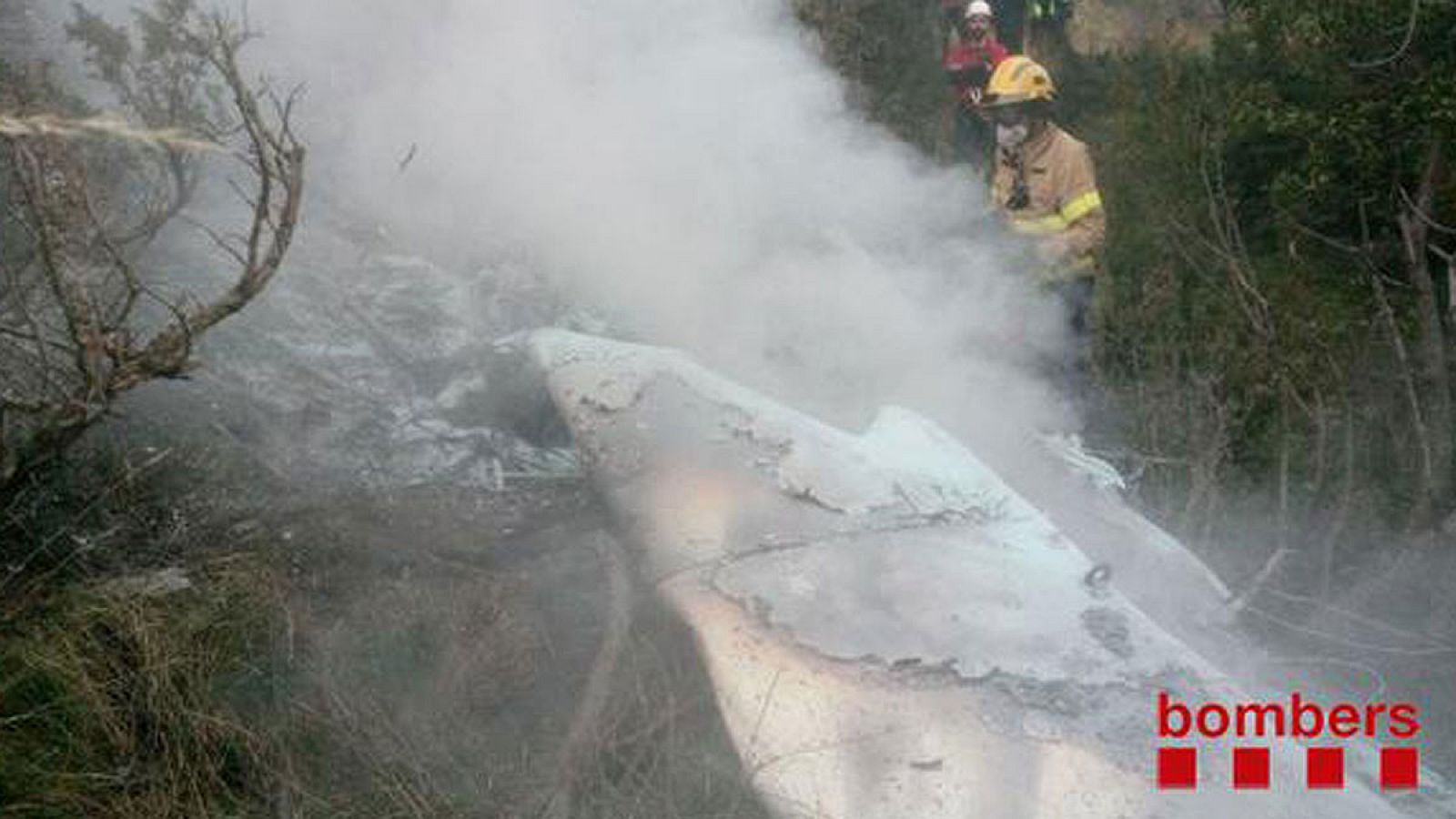 Fotografía facilitada por los Bomberos de la Generalitat de Cataluña del accidente de avioneta en Toses, Girona.