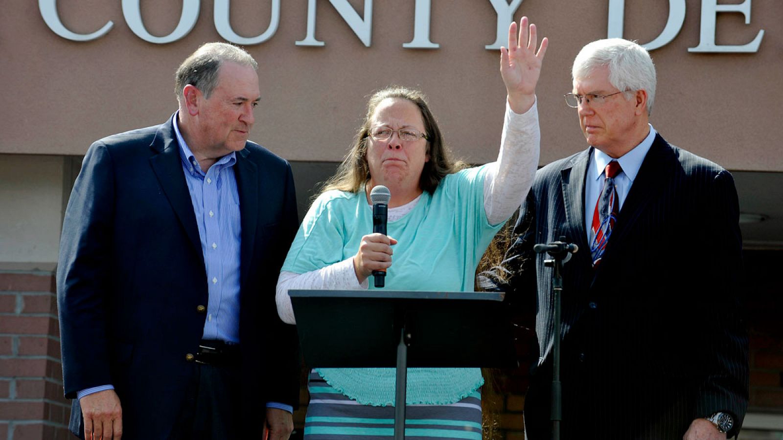 La funcionaria estadounidense Kim Davis se dirige a sus partidarios tras ser puesta en libertad por negar el matrimonio a personas homosexuales en Kentucky.