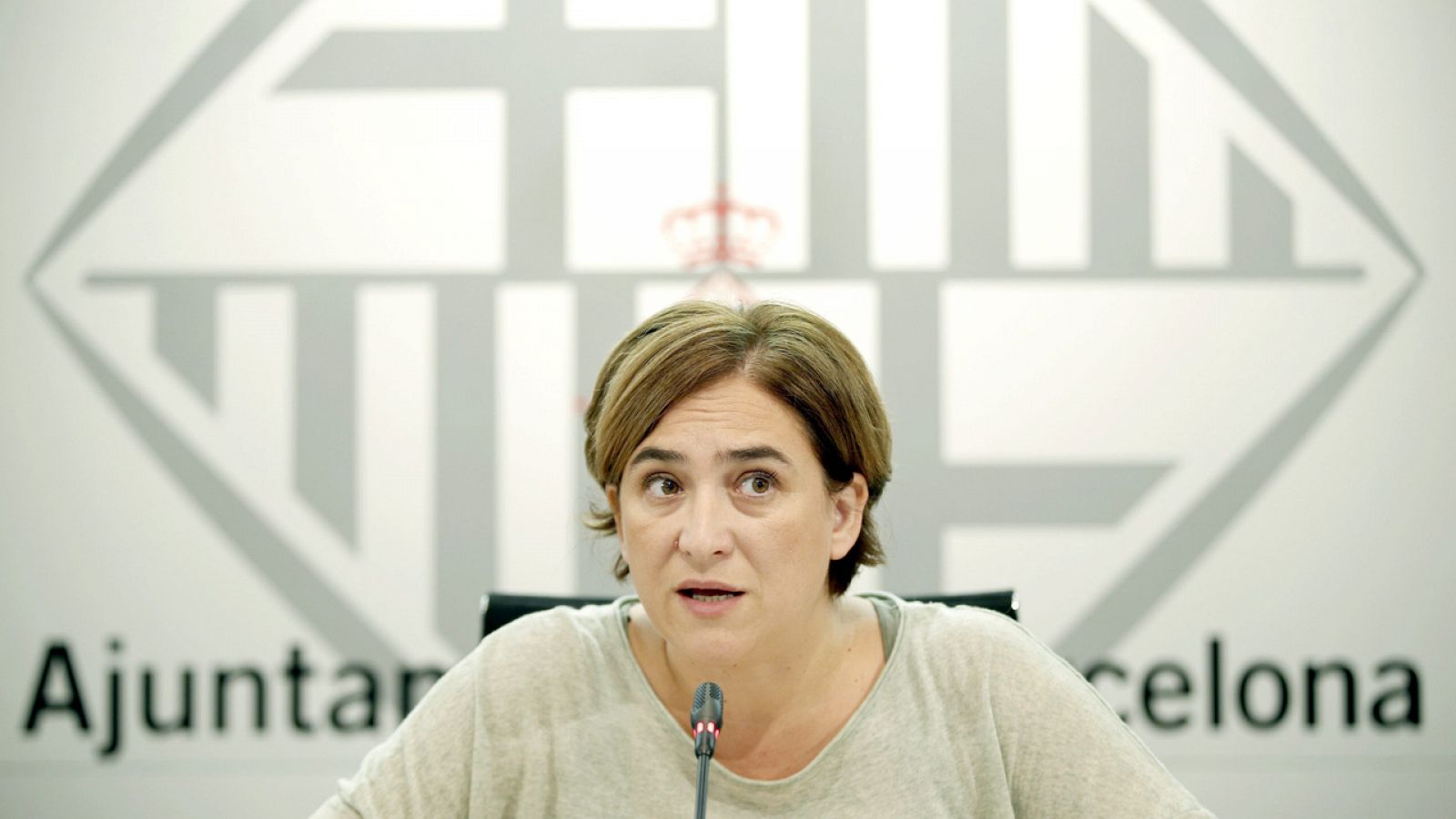 La alcaldesa de Barcelona, Ada Colau, en una rueda de prensa en el Ayuntamiento