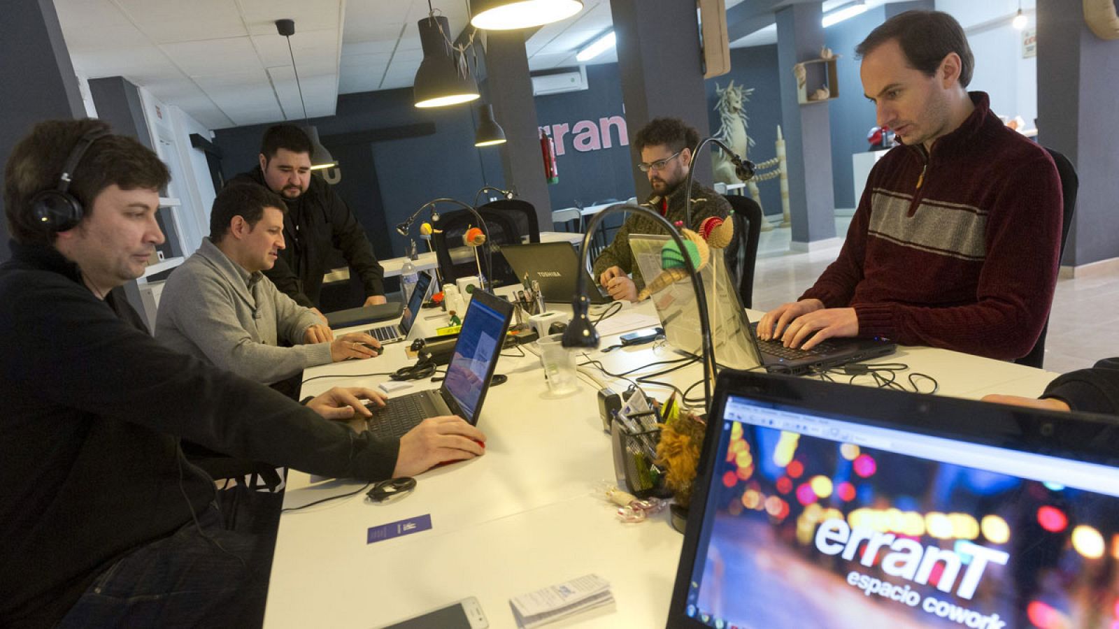 Varios autónomos trabajan en un espacio de coworking en Granada