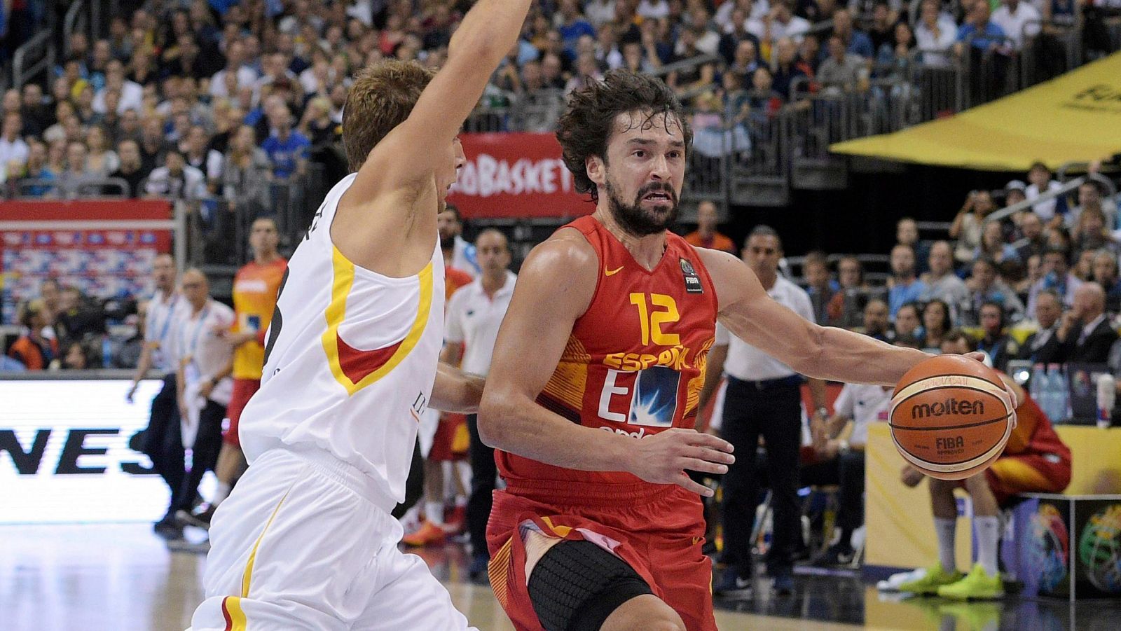 El español Sergio Llull avanza ante la marca del alemán Dirk Nowitzki