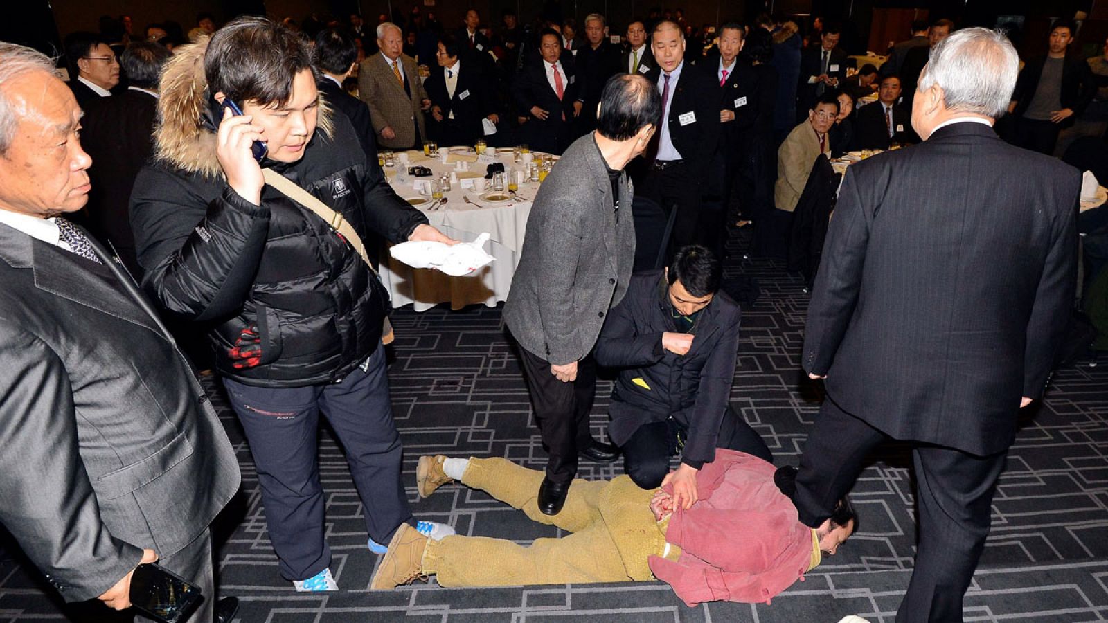 Imagen de archivo del activista surcoreano Kim Ki-Jong reducido por la policía tras atacar al embajador de Estados Unidos en Seúl, Mark Lippert el pasado 5 de marzo.