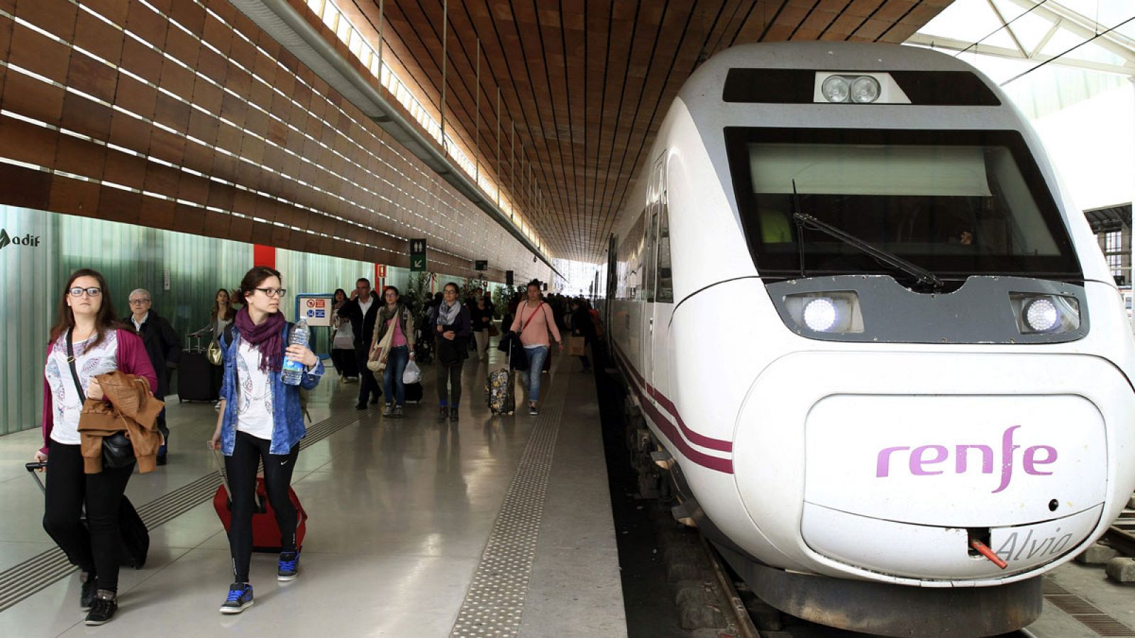 Viajeros procedentes de Barcelona a su llegada a la estación de Bilbao