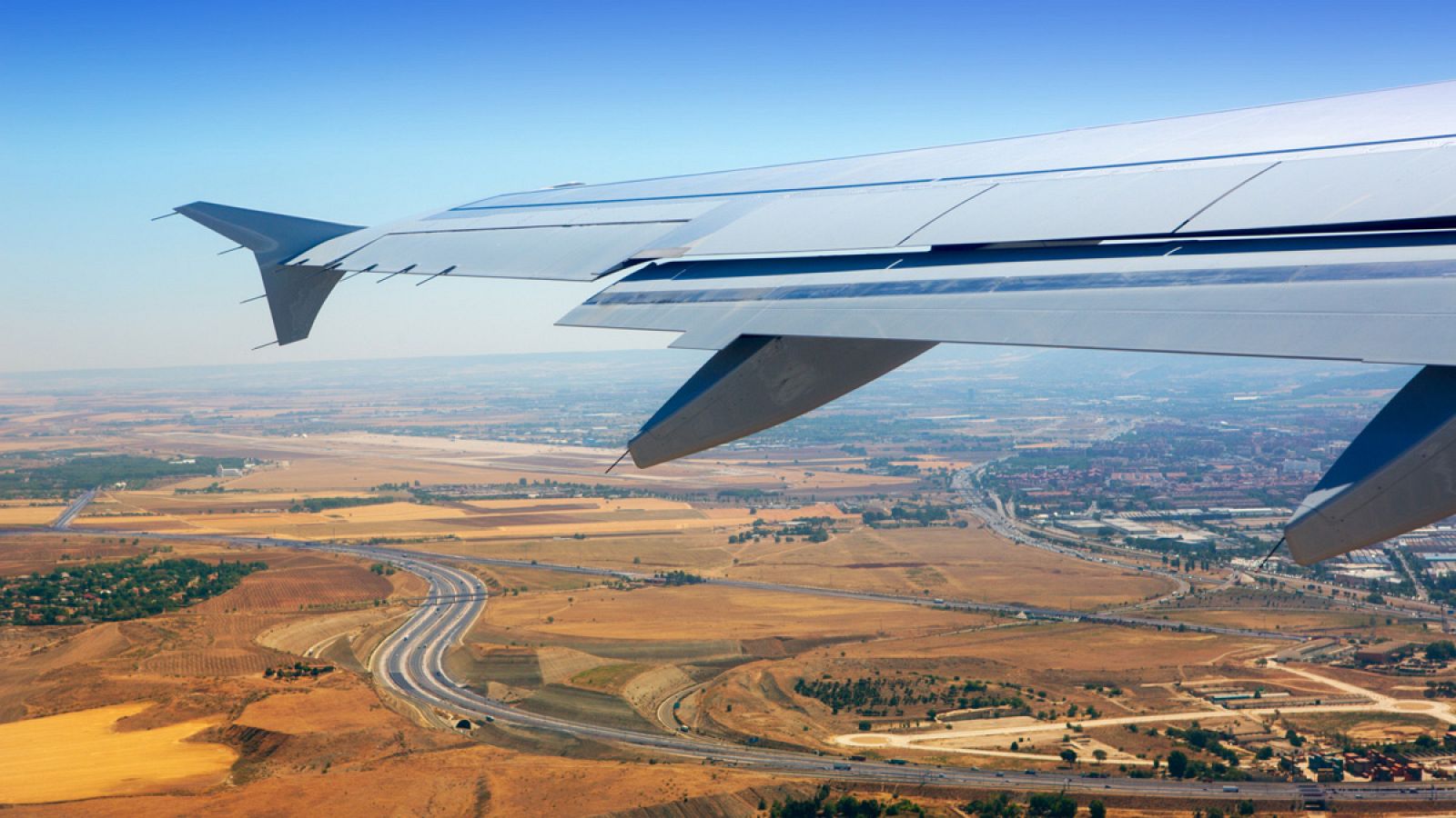 Un avión se dirige a su destino