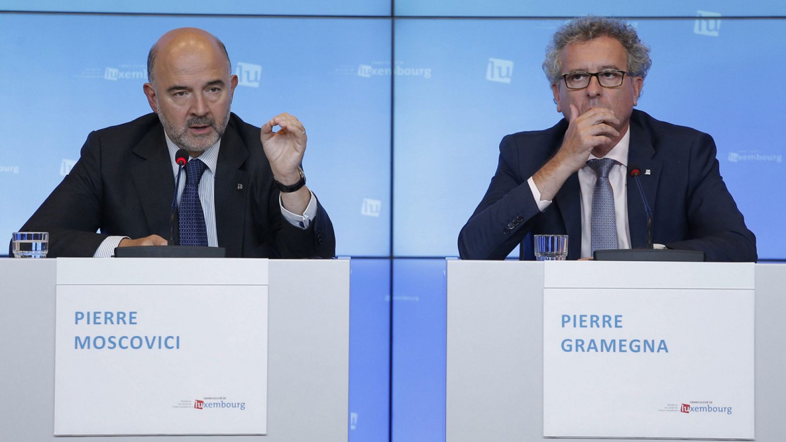 El comisario europeo de Asuntos Económicos, Pierre Moscovici, y el ministro de Finanzas de Luxemburgo, Pierre Gramegna, ofrecen una rueda de prensa tras la reunión del Ecofin