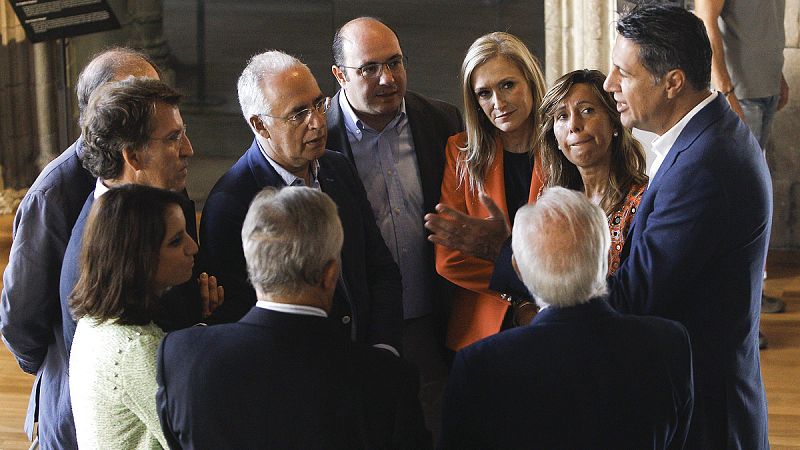 El candidato del PPC a la Generalitat, Xavier Garía Albiol, conversa con diferentes presidentes autonómicos y cargos del Partido Popular en un acto electoral en Barcelona.