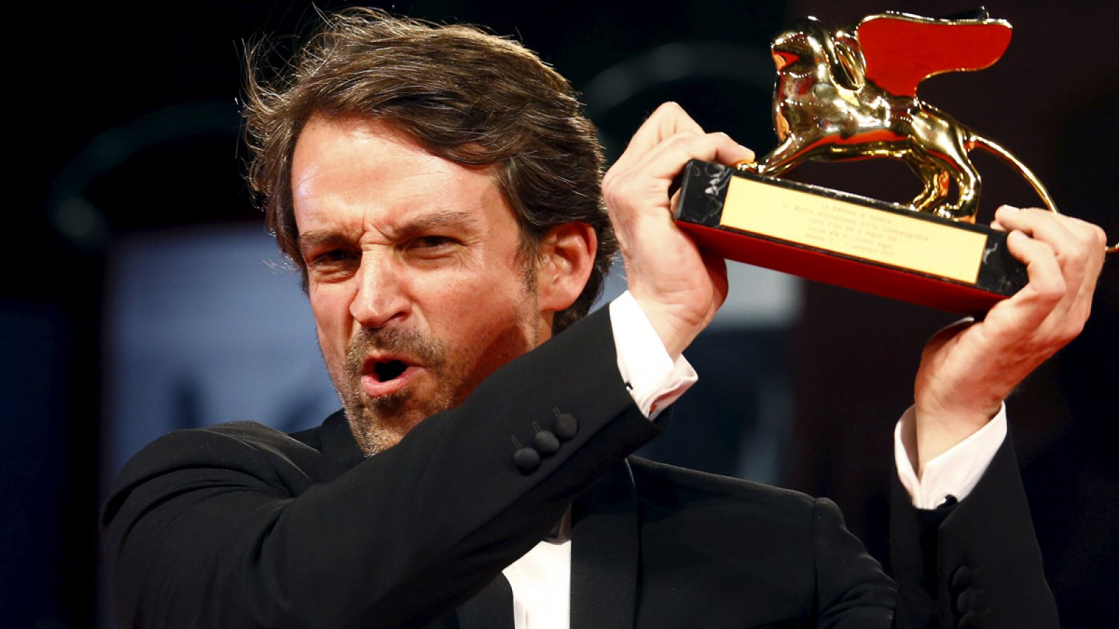 El director Lorenzo Vigas levanta el León de Oro por su película 'Desde Alla'