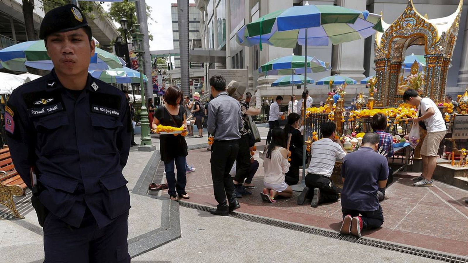 Un policía tailandés monta guardia en el santuario de Erawan, en Bangkok.