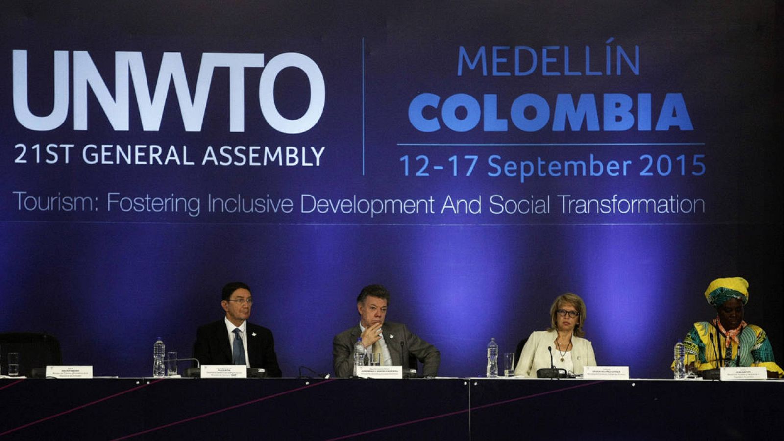 El presidente de Colombia, Juan Manuel Santos; el Secretario General de la OMT, Taleb Rifai; la ministra de turismo y comercio de Colombia, Cecilia Alvarez; y la ministra de Artes y turismo de Zambia, Jean Kapata