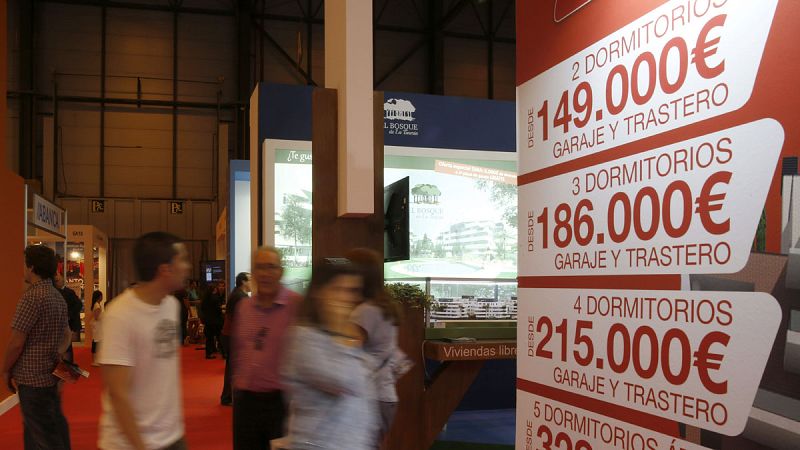 Varias personas visitan el Salón Inmobiliario Internacional de Madrid, en mayo de este año