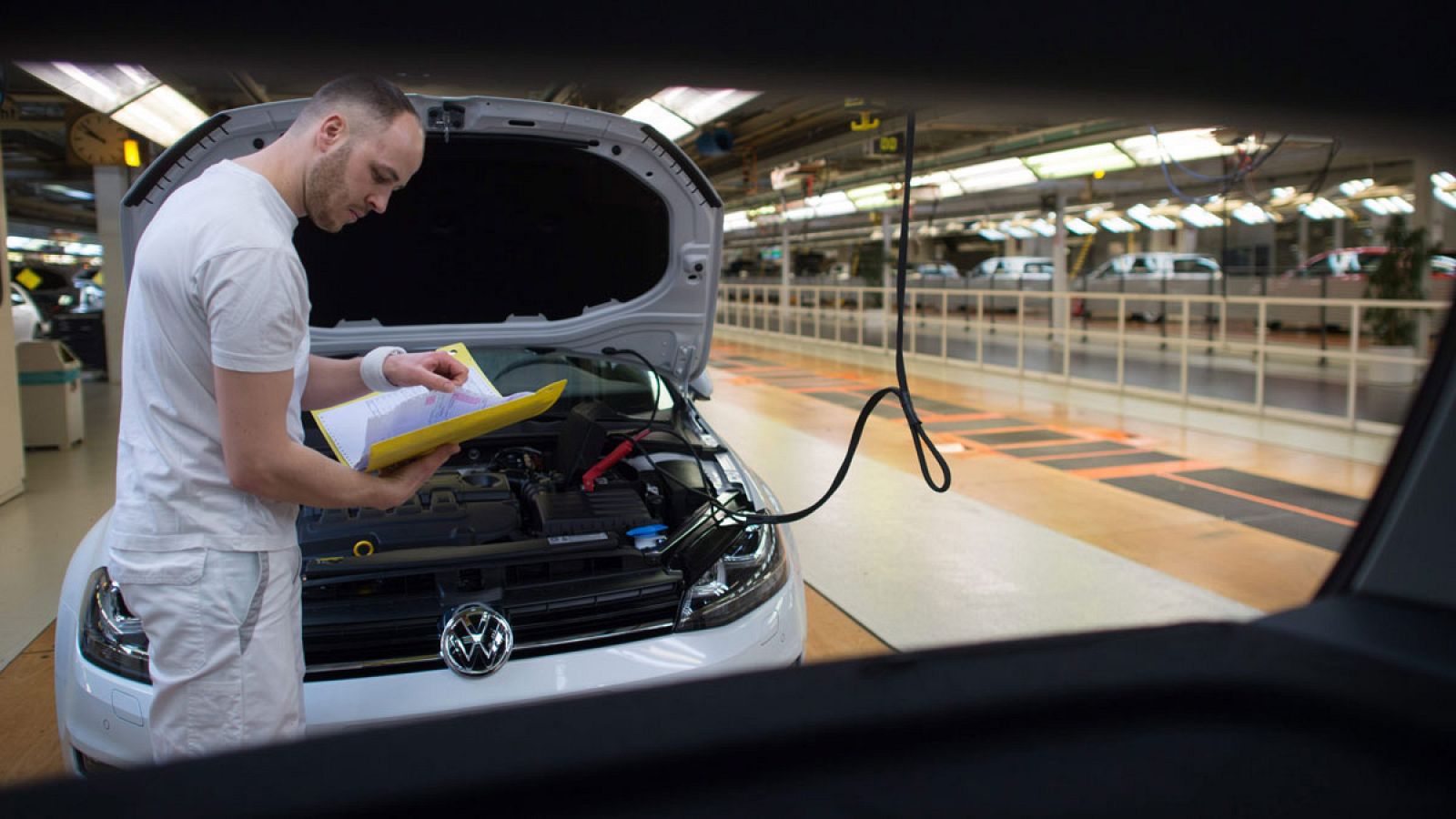 Un trabajador de la ensambladora de Volkswagen en la fábrica de la localidad alemana de Wolfsburg